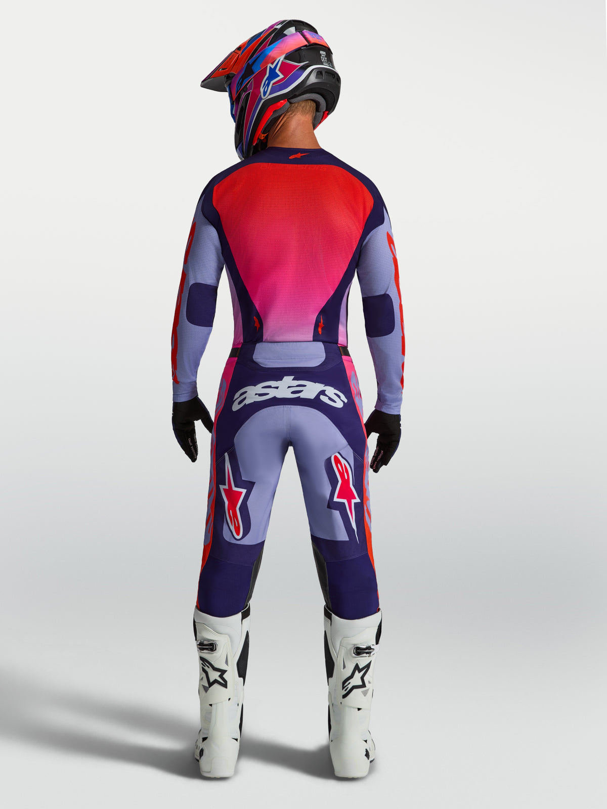 Alpinestars pantalons Racer Air Hunt, pantalons de motocross violets et roses sur mannequin, vue de dos, équipement ventilé.