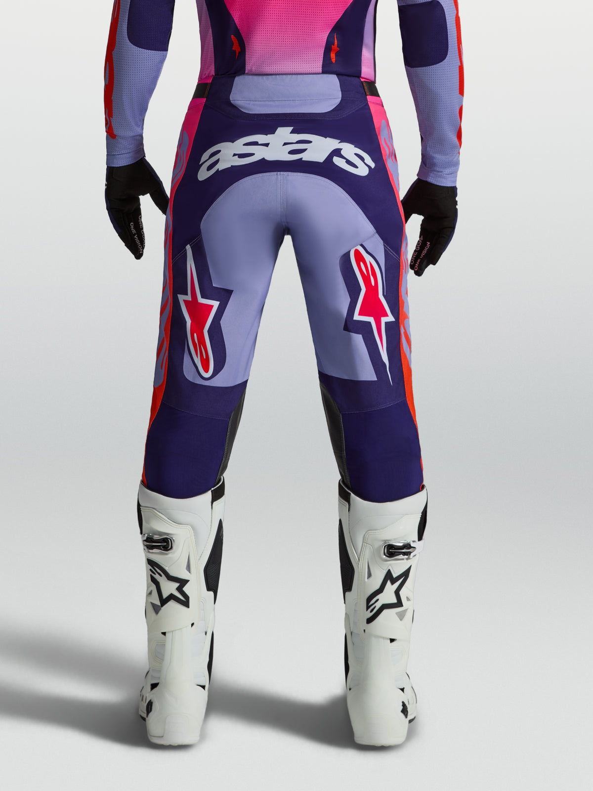 Alpinestars Pantalons Racer Air Hunt, pantalon de motocross violet et rose fluo, vue de dos avec panneaux ventilés.