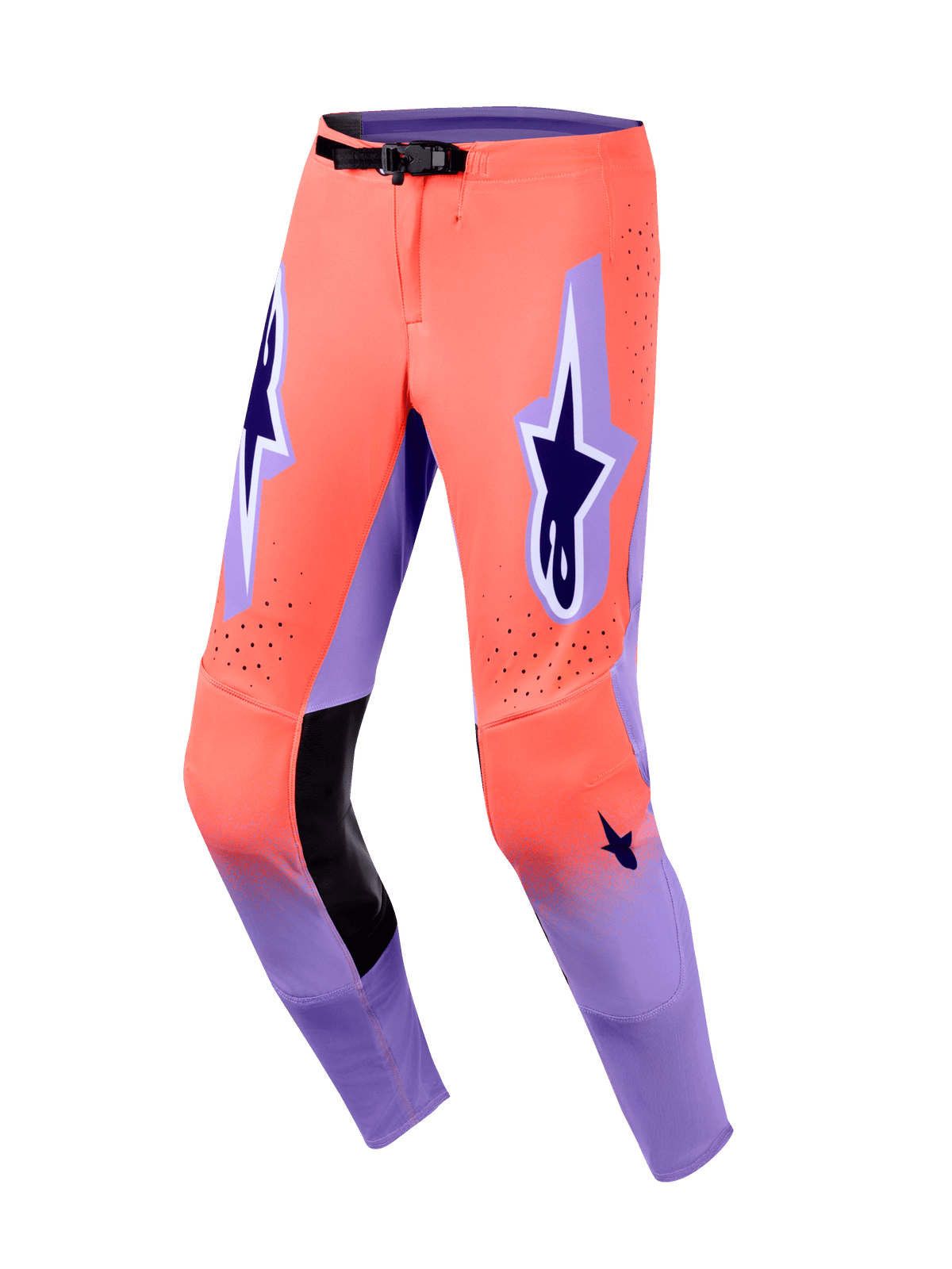 Pantalon Alpinestars Supertech Scenz 2026, pantalon de motocross, corail vif et violet, avec panneaux intérieurs aux genoux en cuir noir, logos A-star violet foncé proéminents sur les cuisses, perforations découpées au laser et boucle de taille magnétique noire.