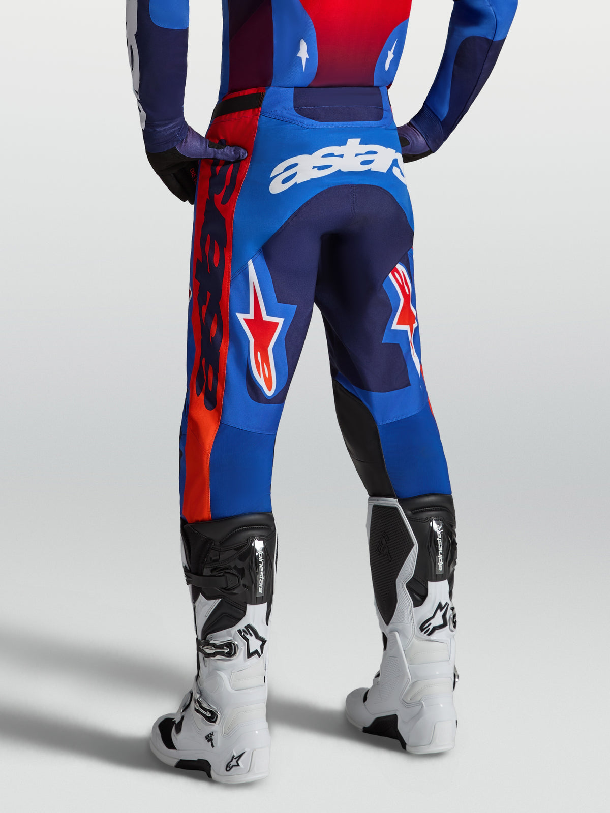 Alpinestars Pantalon Racer Hunt, pantalon de motocross bleu et rouge, coupe pré-courbée pour homme, vue de dos avec logos Astars.
