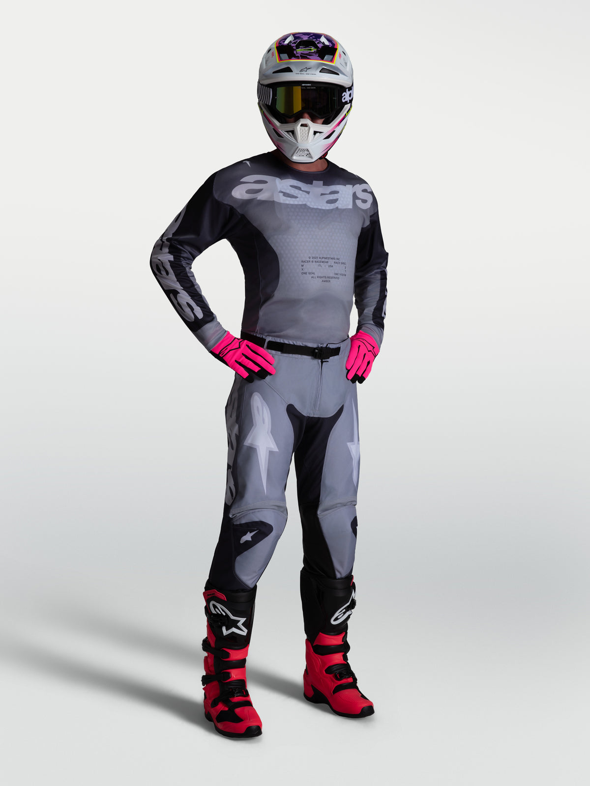 Alpinestars Pantalon Racer Amber et ensemble de motocross pour homme, gris et rose, tenue tout-terrain robuste.