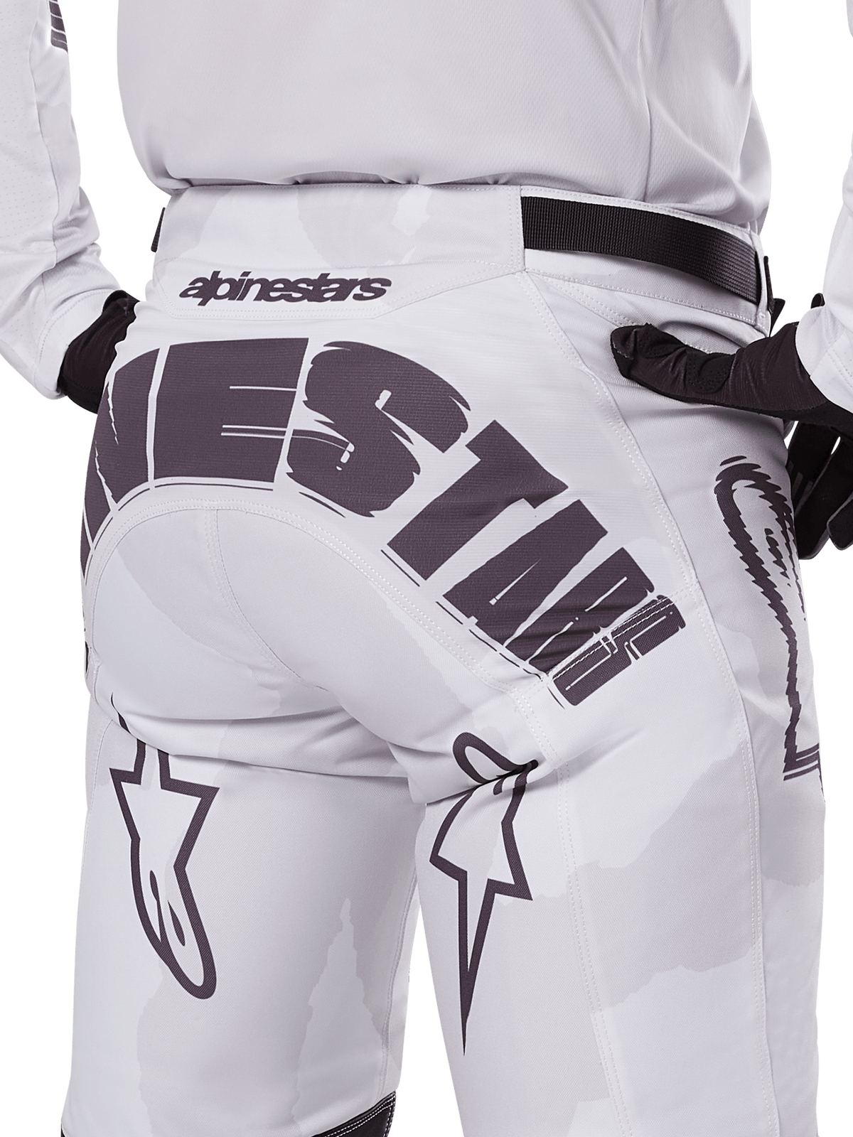 Alpinestars 2025 Racer Hollow Pants, pantalon de motocross, Light Camo Brown, vue arrière rapprochée présentant un grand marquage Alpinestars sur l'assise, des logos d'étoiles sur les jambes et une sangle de réglage noire à la taille, conçu pour la course tout-terrain