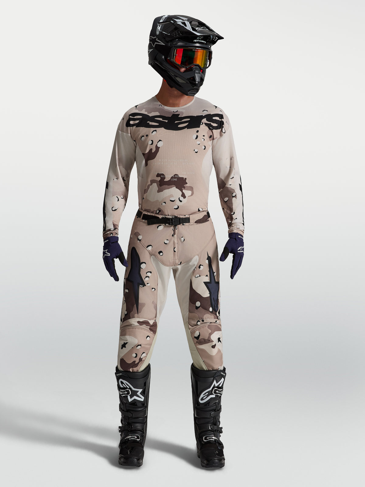 Pantalons Racer Lone Alpinestars, équipement de motocross homme, camouflage désert et noir, porté avec bottes et casque