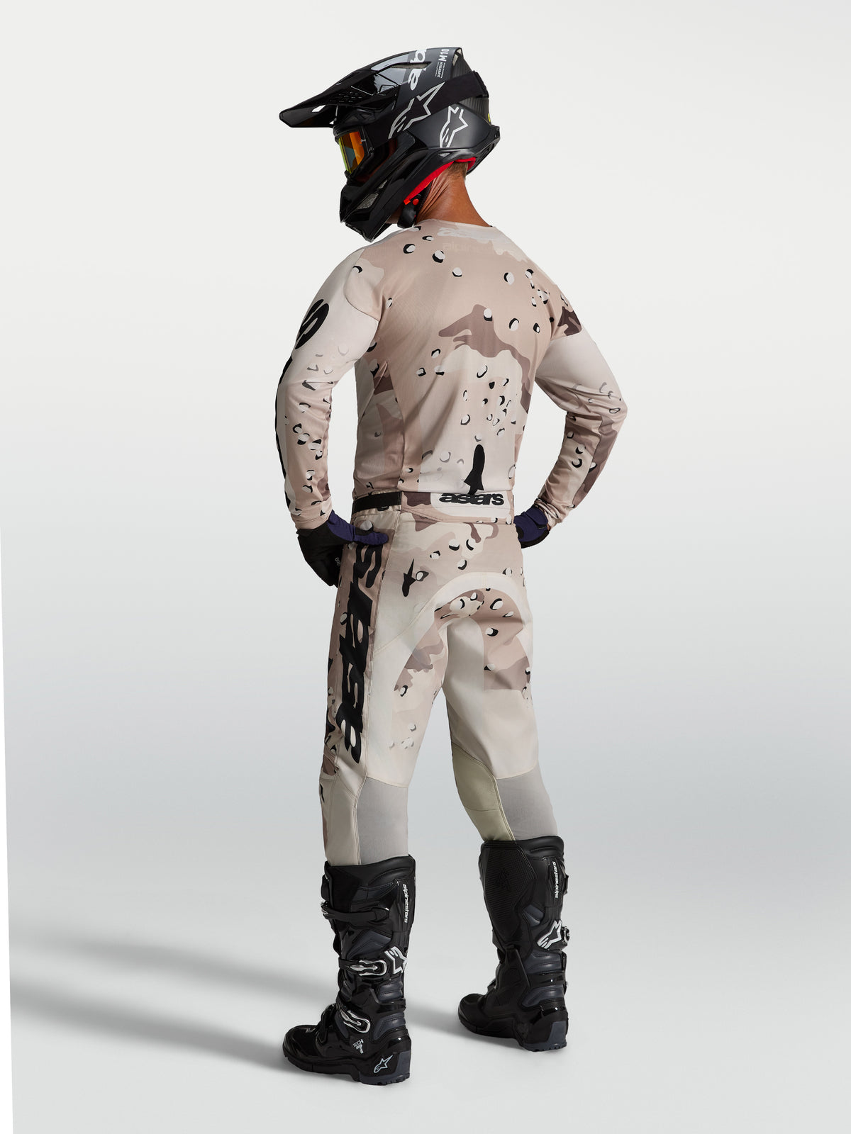 Pantalons Racer Lone Alpinestars, pantalons de motocross homme, camouflage désert et noirs, poly-tissu 600D, vue de dos.
