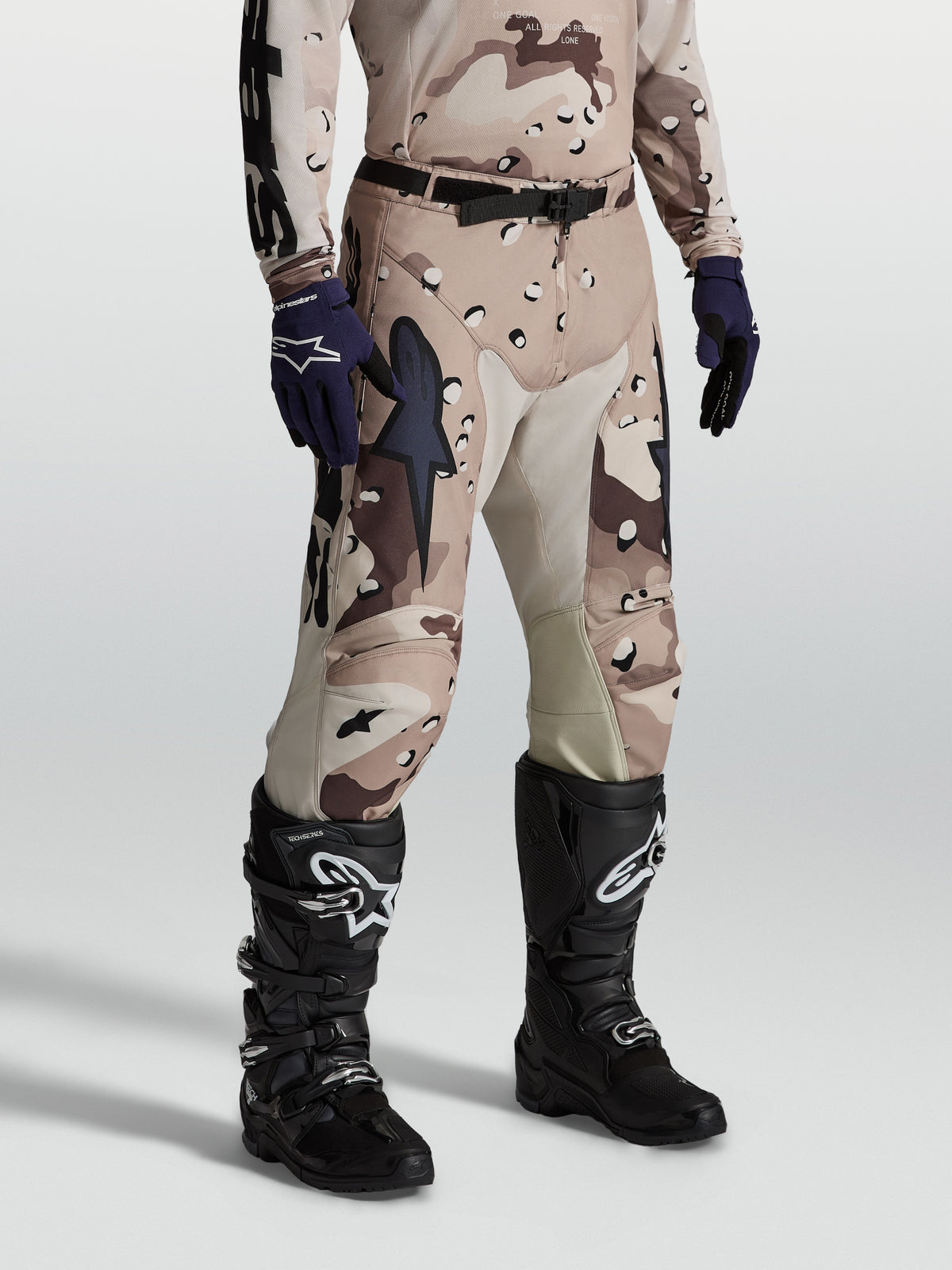 Alpinestars Pantalons Racer Lone, pantalon de motocross pour homme, motif camouflage désert beige et marron, construction en poly-tissu 600D et cuir.