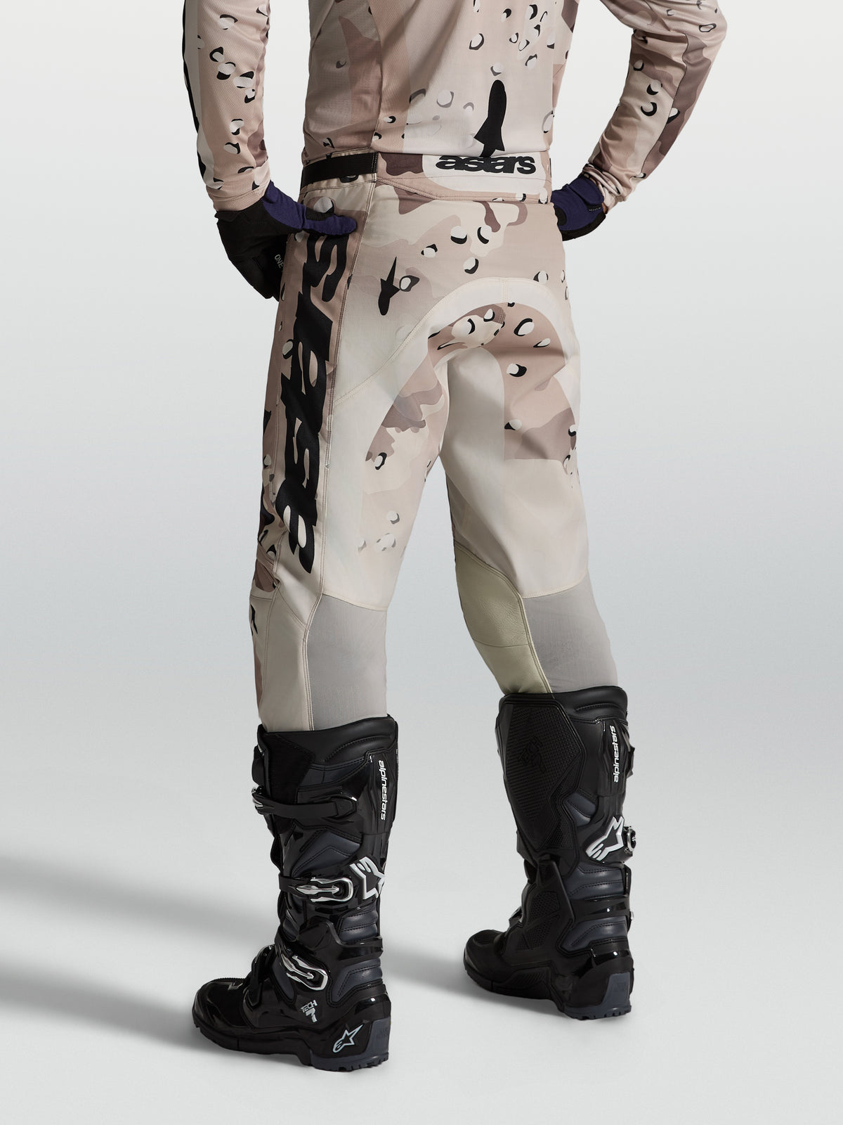 Pantalons Alpinestars Racer Lone, tenue de motocross pour homme, motif camouflage désert, vue de dos.