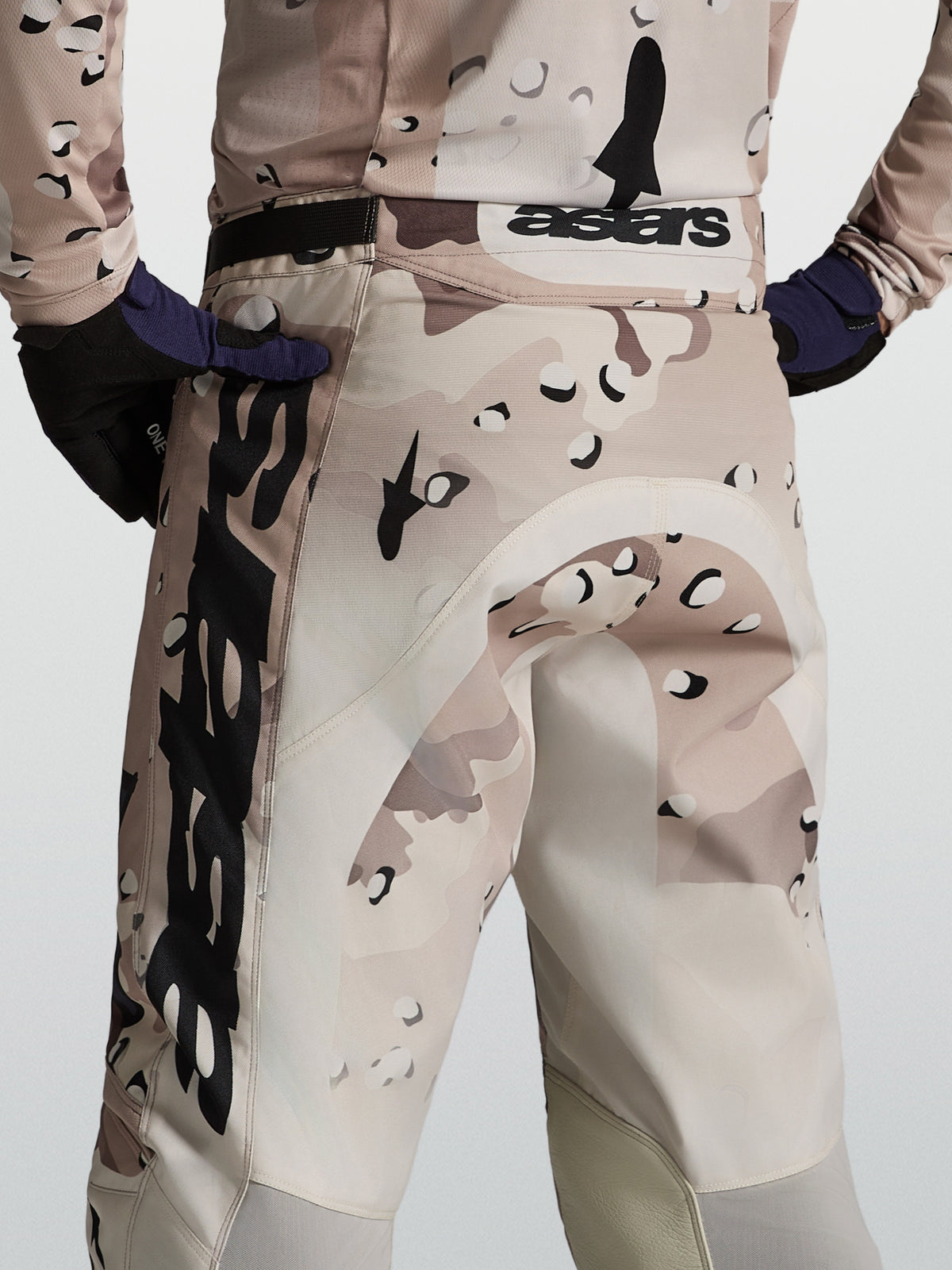 Alpinestars pantalons Racer Lone, pantalons de motocross pour homme, camouflage désert et noirs, vue arrière, coupe course.