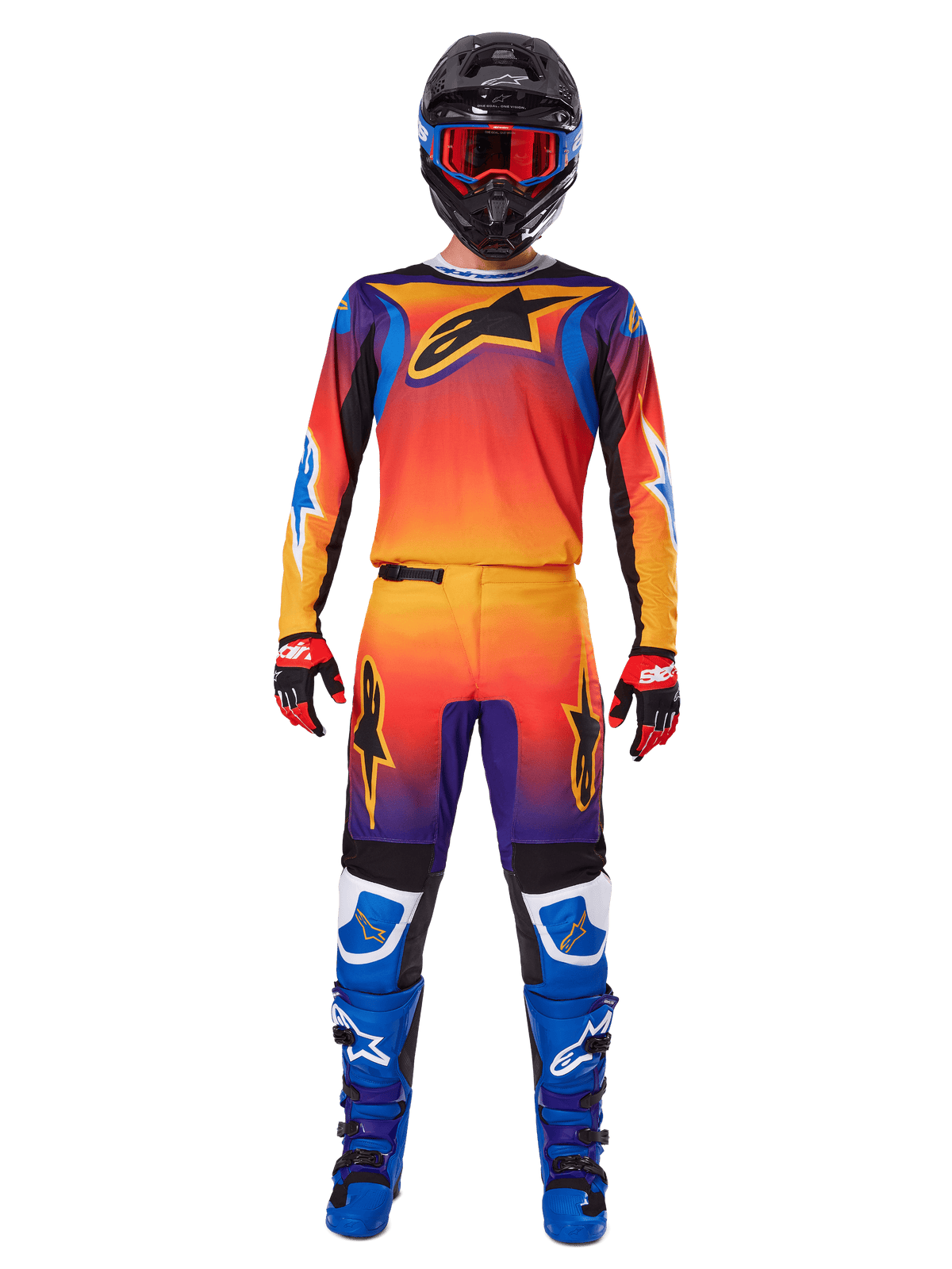 Pantalon Alpinestars Fluid Wurx 2025, pantalon de motocross, dégradé multicolore orange, jaune et violet, porté avec le maillot assorti, casque noir avec lunettes bleues, gants rouges et noirs et bottes bleues, tenue de motocross coordonnée