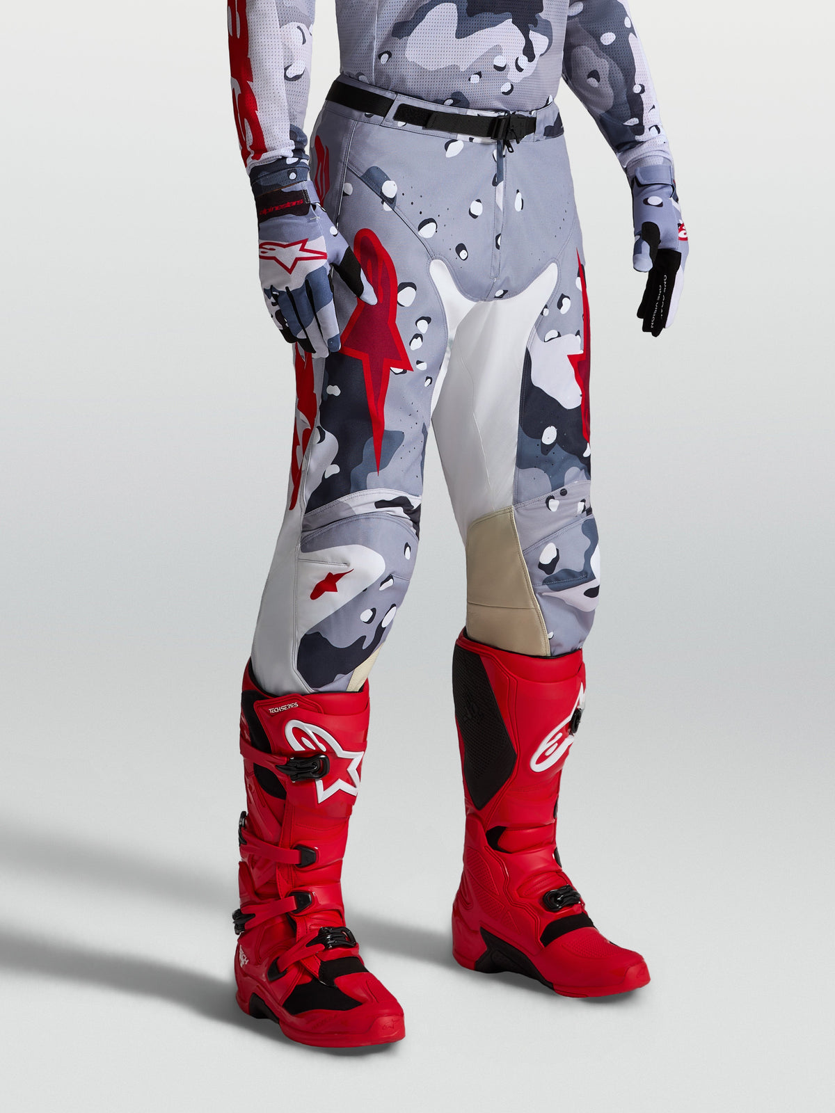 Pantalon Racer Air Lone Alpinestars, pantalon de motocross gris camouflage et rouge, design perforé tout-terrain.