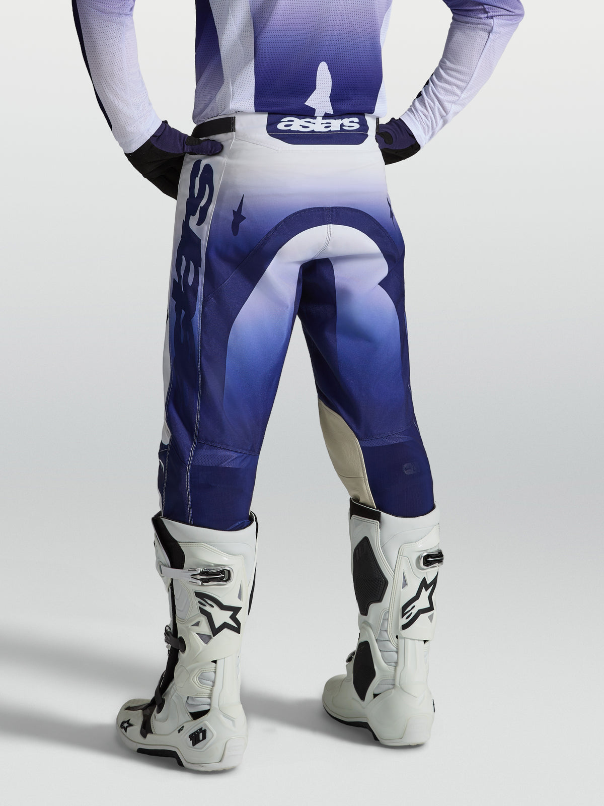 Pantalon de motocross Racer Air Amber Alpinestars, bleu et blanc, vue arrière sur mannequin, polyfibre ventilée.