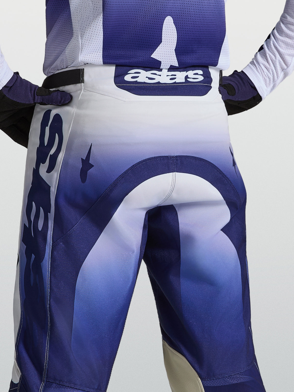 Pantalon Alpinestars Racer Air Amber de motocross, bleu et blanc, vue arrière montrant le logo astars à la taille