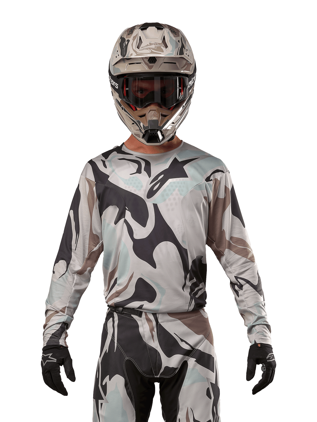 Alpinestars 2024 Racer Tactical Jersey, maillot de motocross, motif camouflage Iron Camo Dust Gray, pilote portant un casque et des lunettes assortis avec des gants noirs, équipement technique pour la course tout-terrain