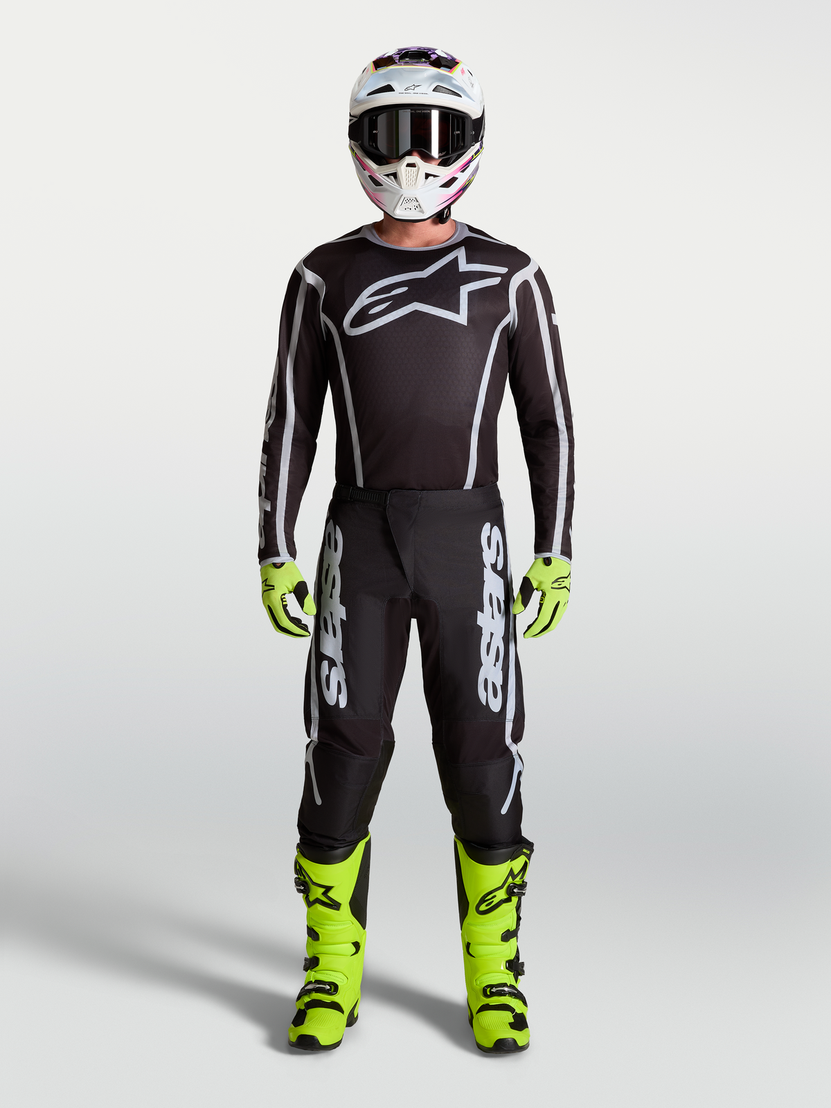 Alpinestars Pantalon Fluid Apex V2, pantalon de motocross noir et argenté, ensemble d'équipement complet pour homme avec bottes jaune fluo, casque et maillot de course de performance