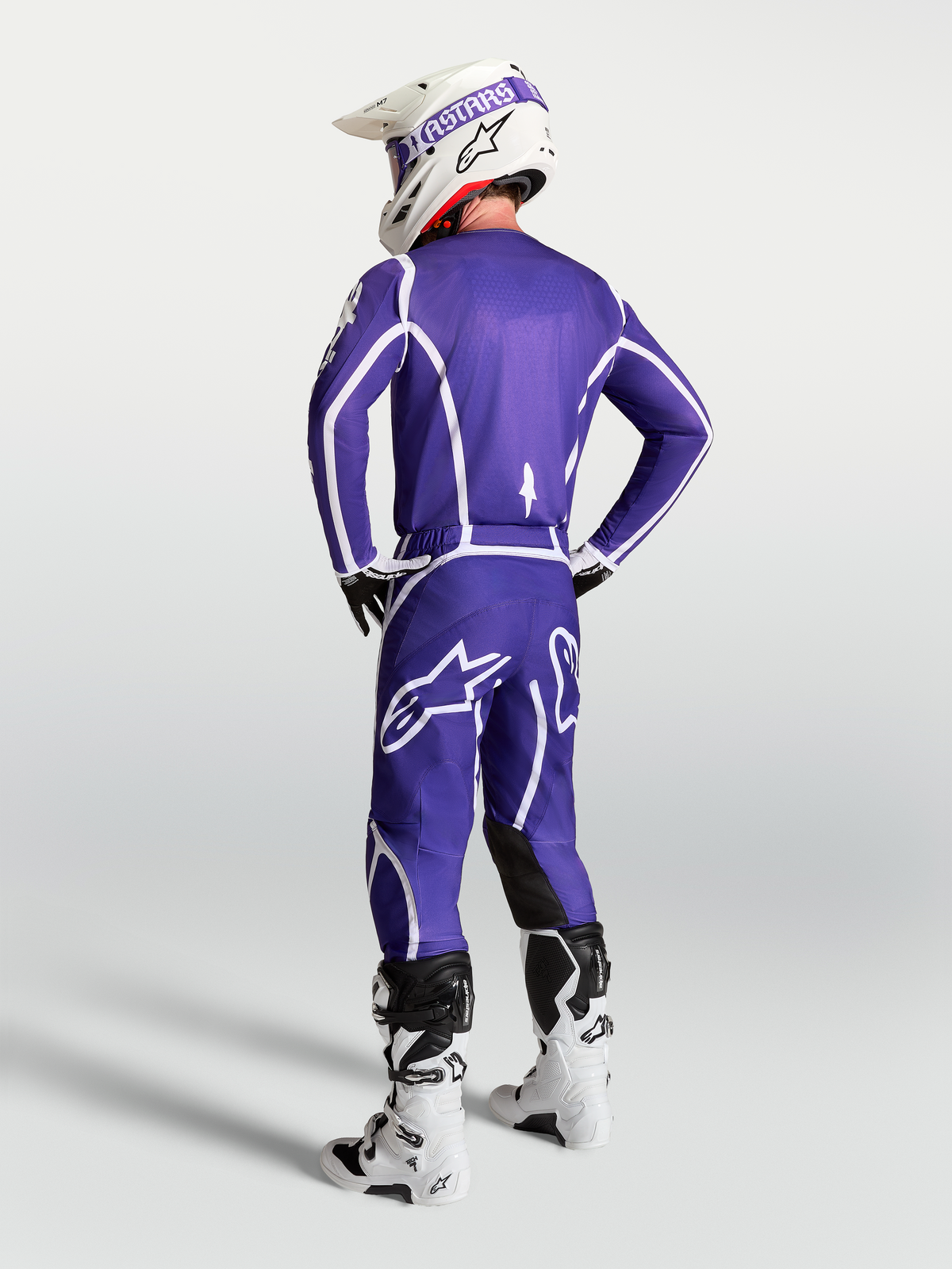 Alpinestars Pantalon Fluid Apex V2, pantalon de motocross pour homme, bleu foncé et blanc, vue de dos, coupe ergonomique.