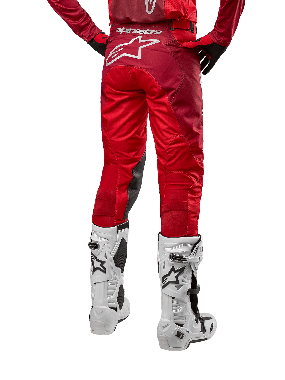 Alpinestars 2024 Racer Hoen Pants, pantalon de motocross, Mars Red Burgundy, vue arrière montrant un grand logo Astar blanc à l'arrière, panneaux intérieurs aux genoux noirs, porté avec des bottes de motocross blanches, équipement tout-terrain haute performance