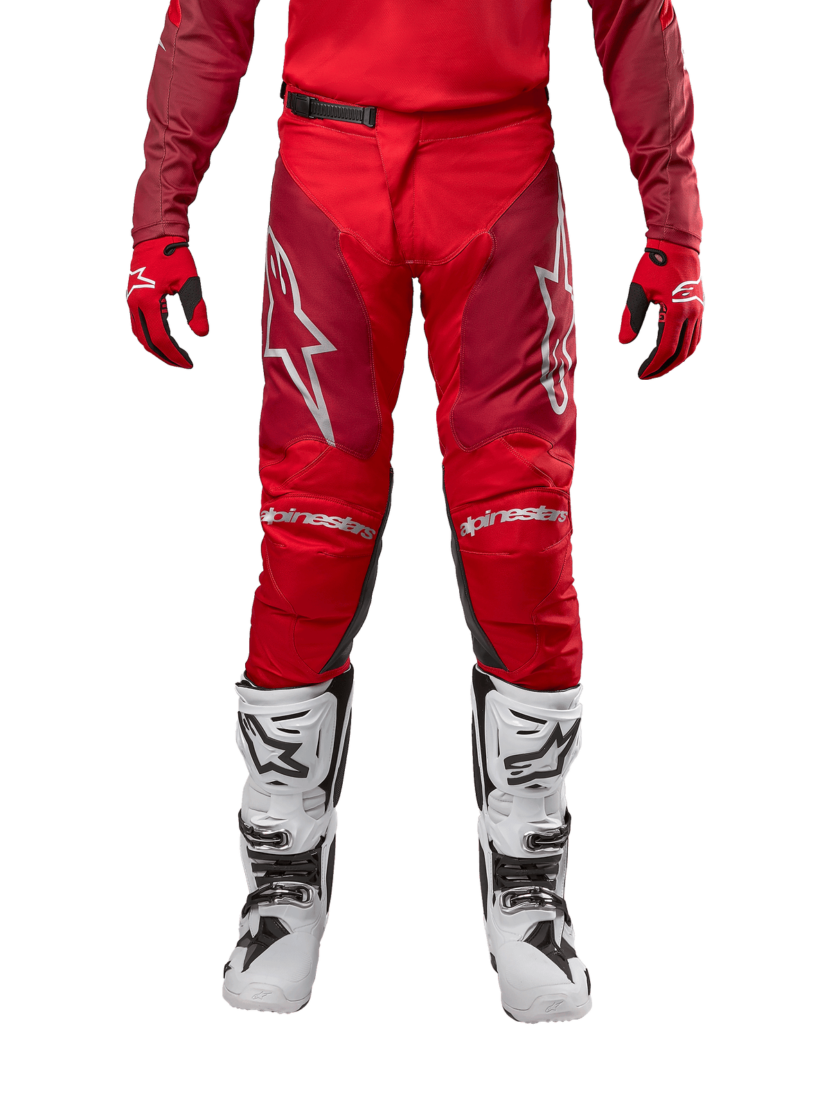 Alpinestars 2024 Racer Hoen Pants, pantalon de motocross, Mars Red Burgundy, vue de face présentant les logos Alpinestars argentés et le marquage aux genoux, porté avec un maillot rouge assorti, des gants rouges et noirs et des bottes tout-terrain blanches