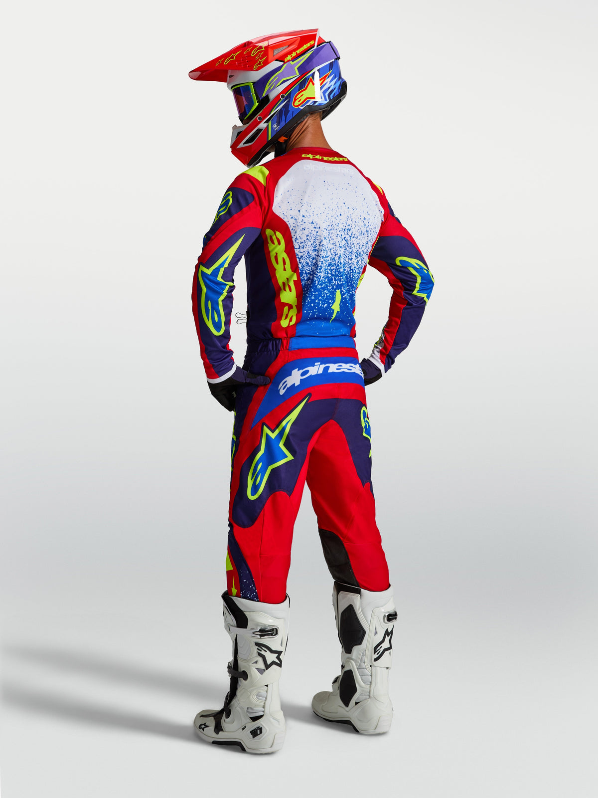 Alpinestars pantalons Fluid Drag et ensemble 2027 Fluid Drag Gear Set, tenue de motocross bleue et rouge, bottes blanches, vue arrière