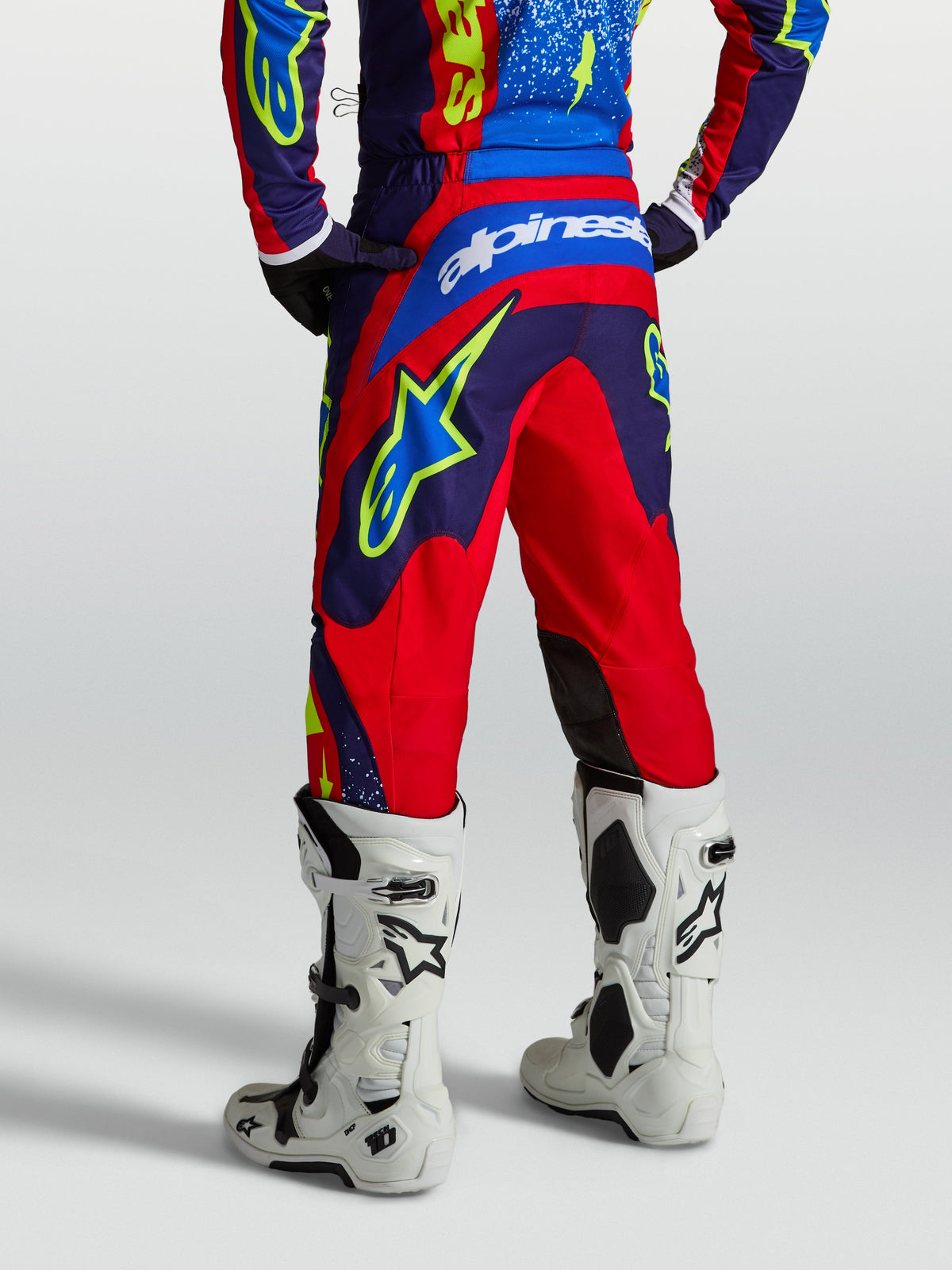 Alpinestars Pantalons Fluid Drag, pantalon de motocross pour homme, bleu marine et rouge, siège renforcé et logo blanc.