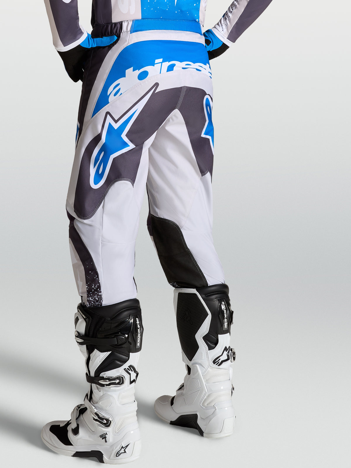 Pantalon Alpinestars Fluid Drag, motocross pour homme, gris et bleu, vue de dos avec construction ergonomique en motif 3D.