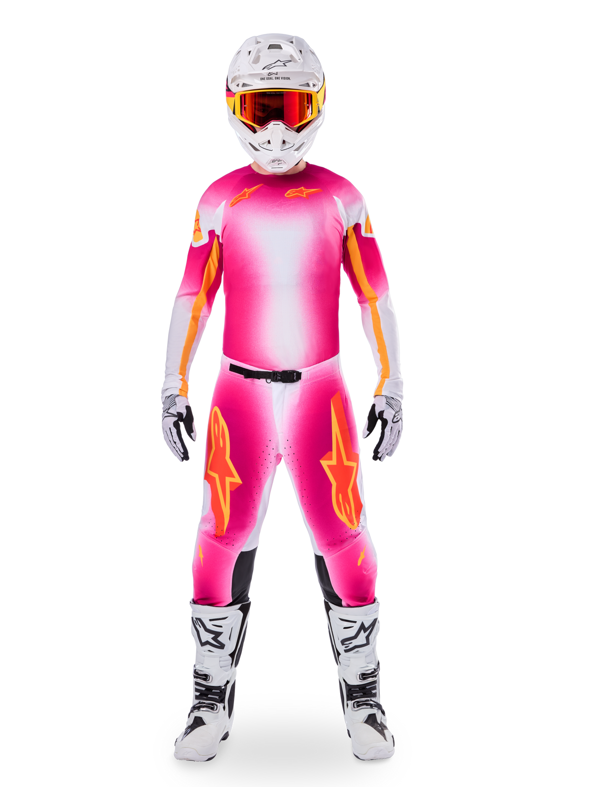 Pilote de motocross portant l'ensemble d'équipement Alpinestars Supertech AFD MIG en édition limitée, maillot et pantalon avec dégradé rose fluo et blanc et logos orange, casque blanc avec lunettes rouges, bottes et gants blancs et noirs, tenue de course professionnelle coordonnée.