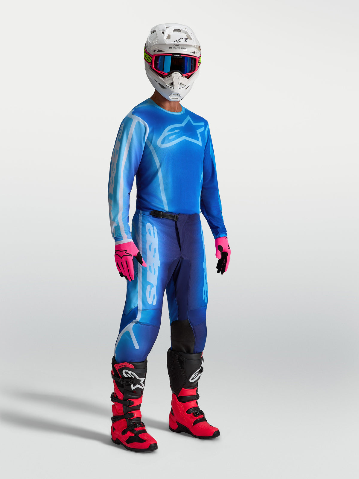 Alpinestars Pantalon Fluid Kepler, pantalon de motocross pour homme, bleu, porté avec un maillot assorti, bottes et casque, conçu pour le tout-terrain avec une coupe ergonomique