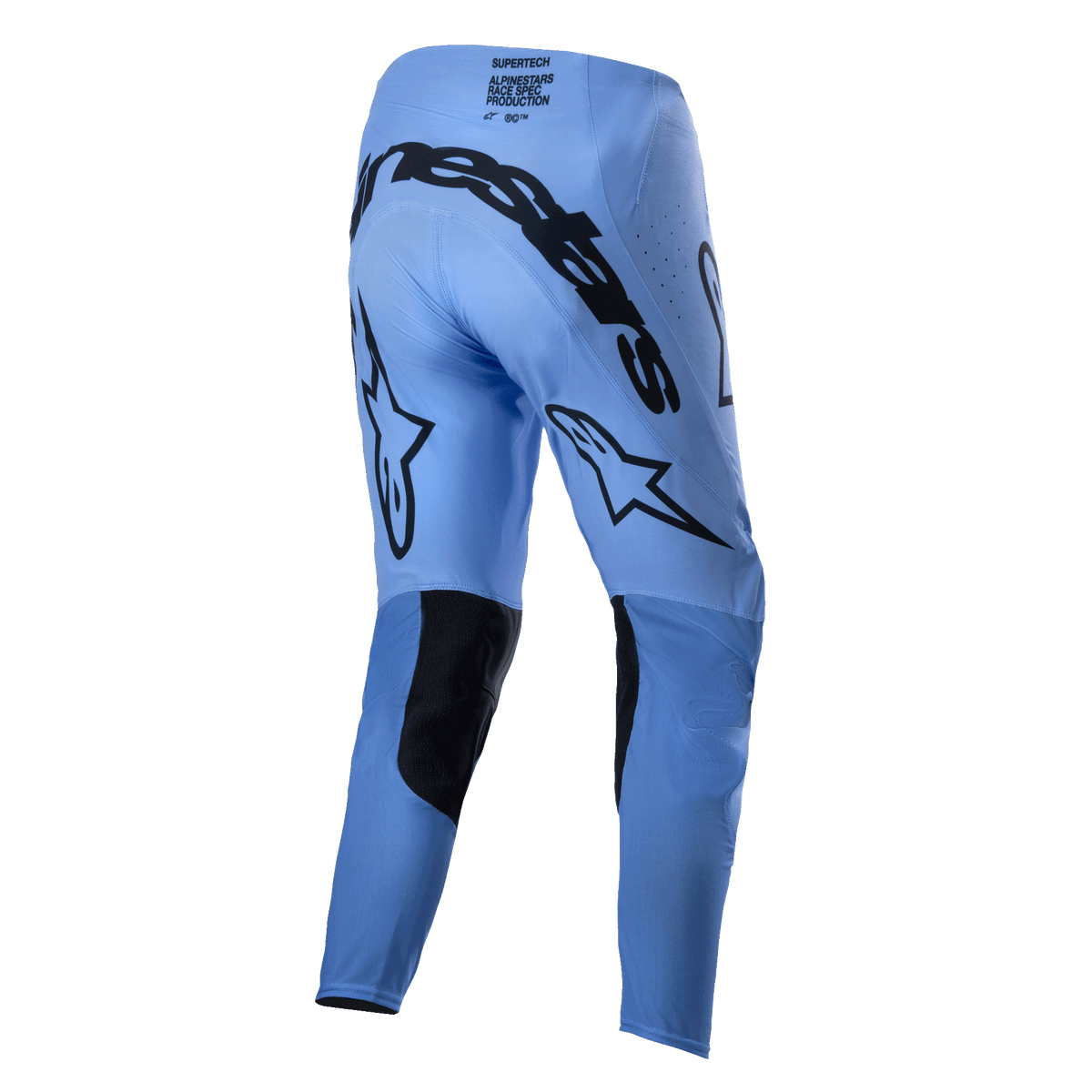 Pantalon Alpinestars Supertech Dade 2024, pantalon de motocross, bleu clair, vue arrière montrant un grand logo Alpinestars noir sur l'assise, des logos étoiles à l'arrière des jambes, des renforts noirs à l'intérieur des genoux et des zones de ventilation perforées.