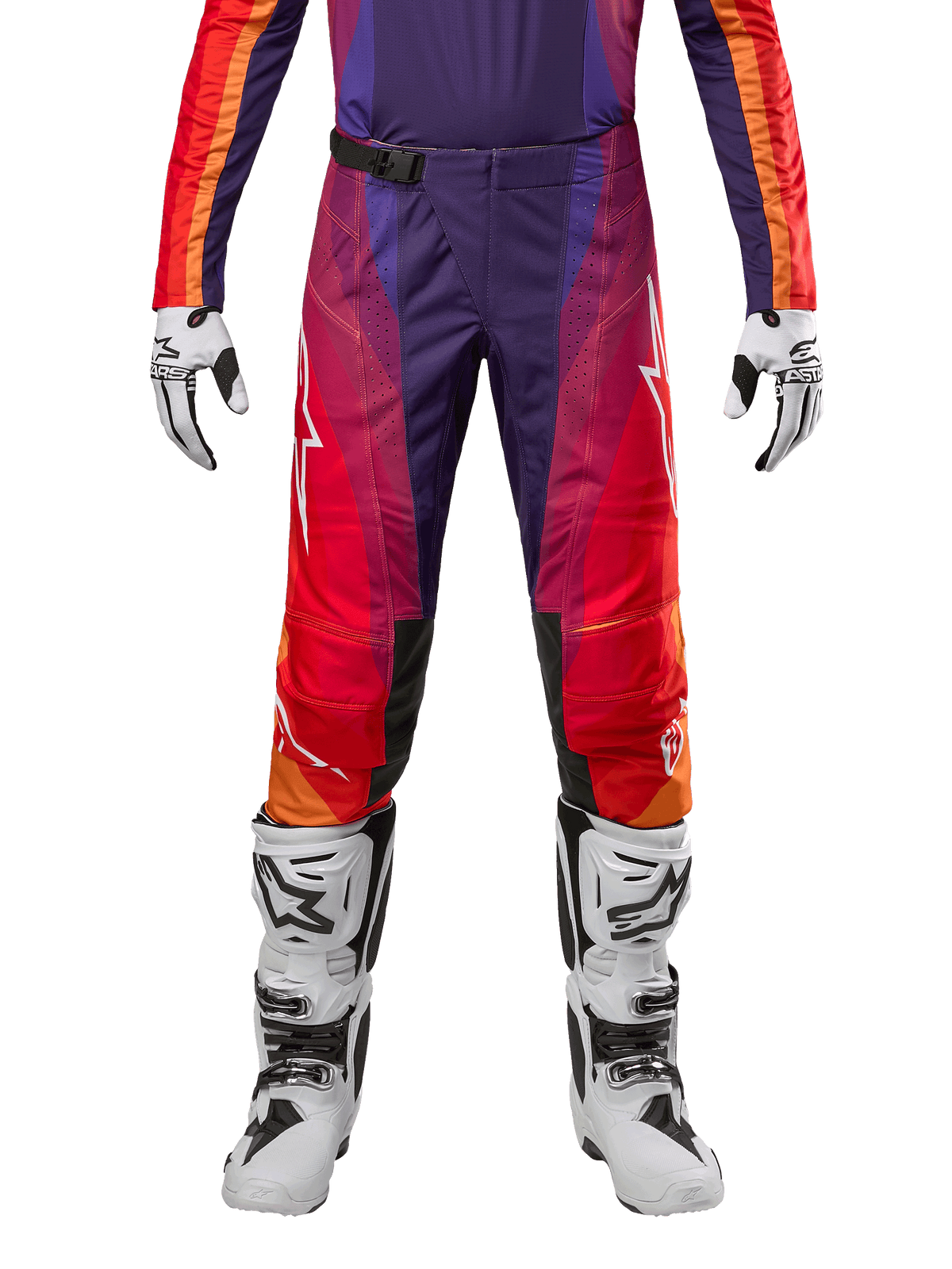 Alpinestars Techstar Pneuma 2024, pantalon de motocross, coloris violet, orange et bleu foncé avec logo blanc, porté avec des gants et bottes de moto blancs, équipement de protection performant pour le tout-terrain