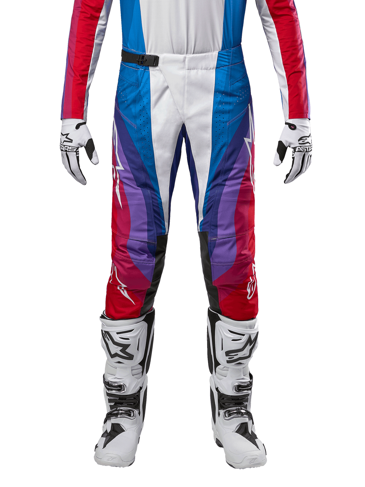 Alpinestars Techstar Pneuma Pants 2024, pantalon de motocross, bleu Mars, rouge et blanc, présentant un design angulaire multicolore avec des accents violets, associé à des bottes de motocross blanches et noires et des gants assortis, coupe de course athlétique pour la performance tout-terrain