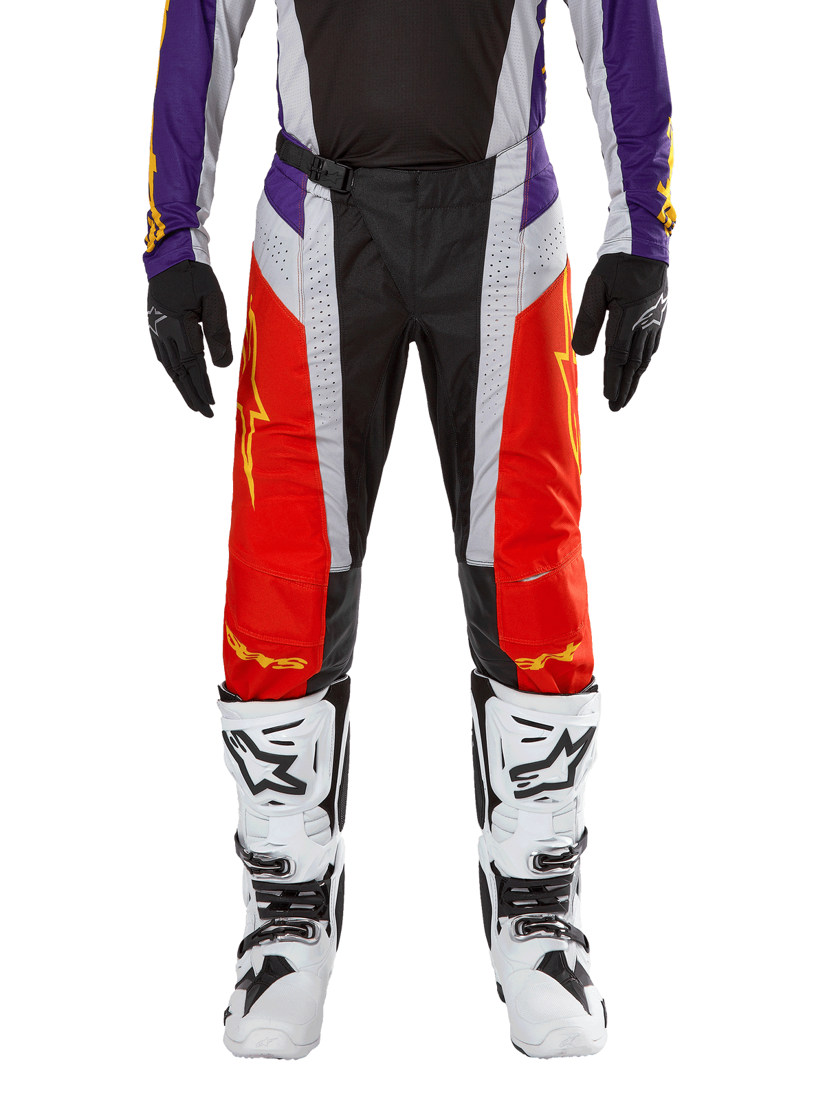 Pantalon Alpinestars Techstar Ocuri 2024, pantalon de motocross, orange vif, violet et noir, porté avec un maillot assorti, des gants noirs et des bottes blanches, avec des panneaux avant orange éclatant, des détails violets à la taille et des sections grises perforées, conception technique pour la compétition tout-terrain