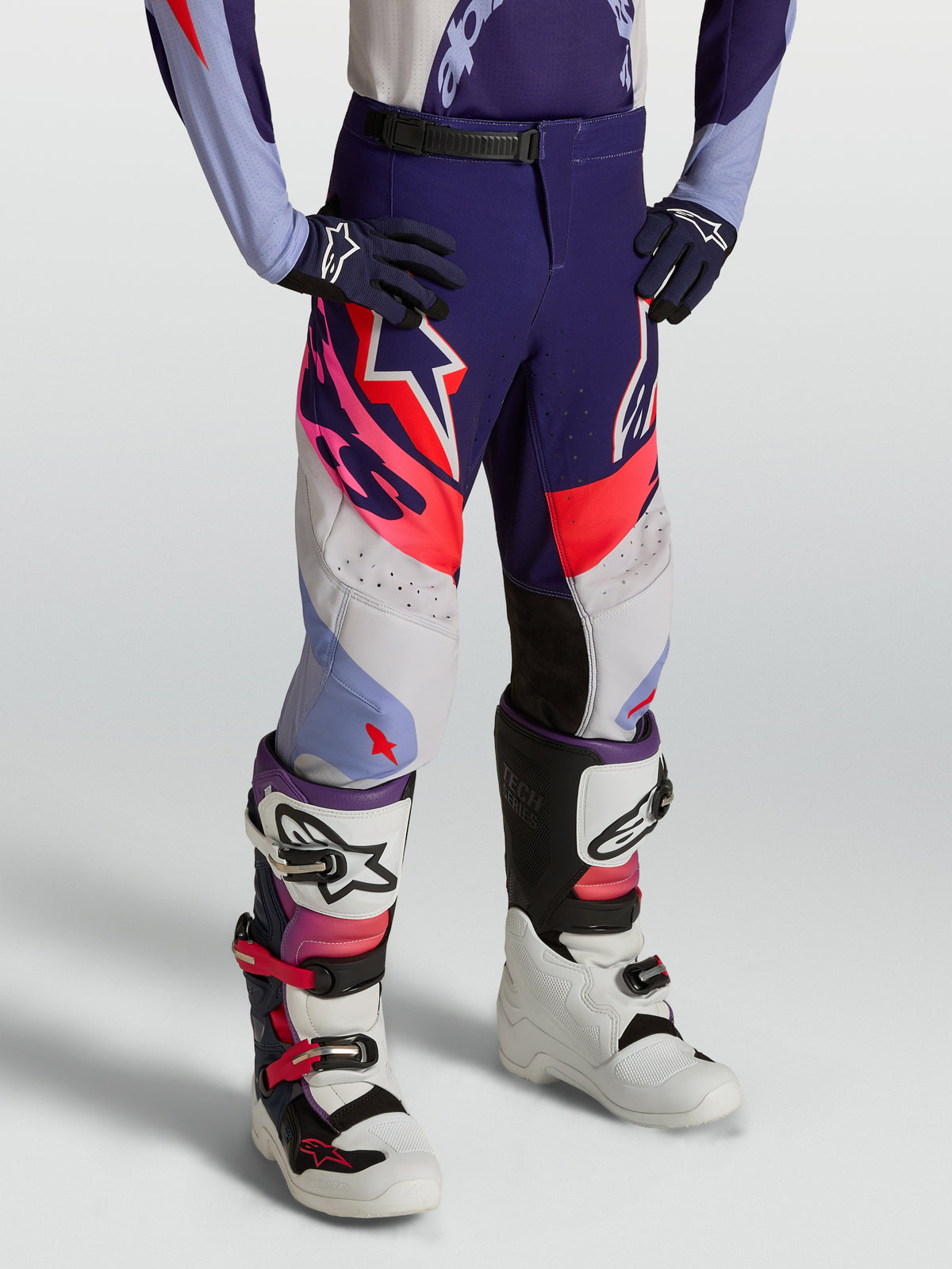 Alpinestars Supertech Dyna Junior, pantalon de motocross violet et rose fluo pour enfant, tissu rip-stop extensible durable.
