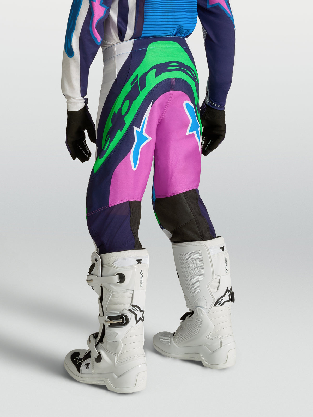 Pantalon de motocross Alpinestars Supertech Maven Junior, bleu et rose, logos vert fluo, coupe athlétique sur mannequin