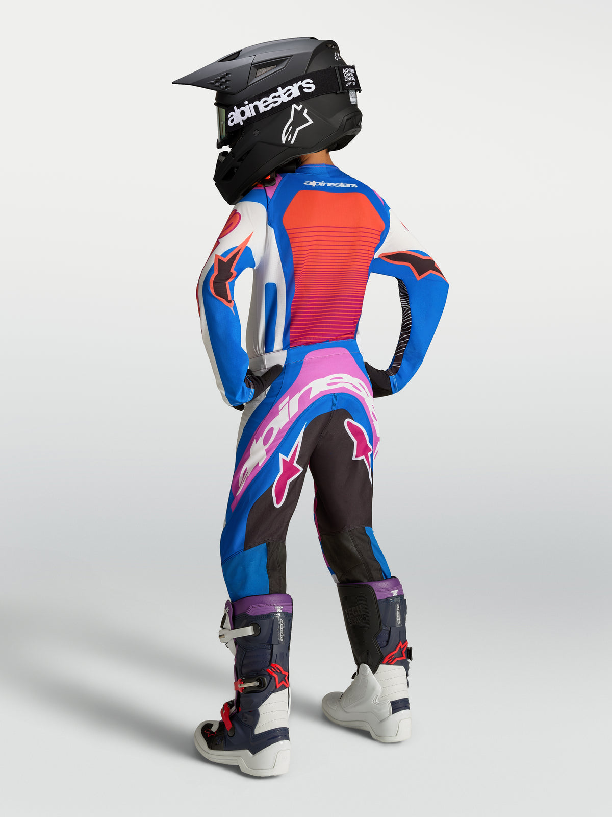 Alpinestars pantalon Supertech Maven junior 2027, équipement de motocross bleu, blanc et corail vif, vue de dos.
