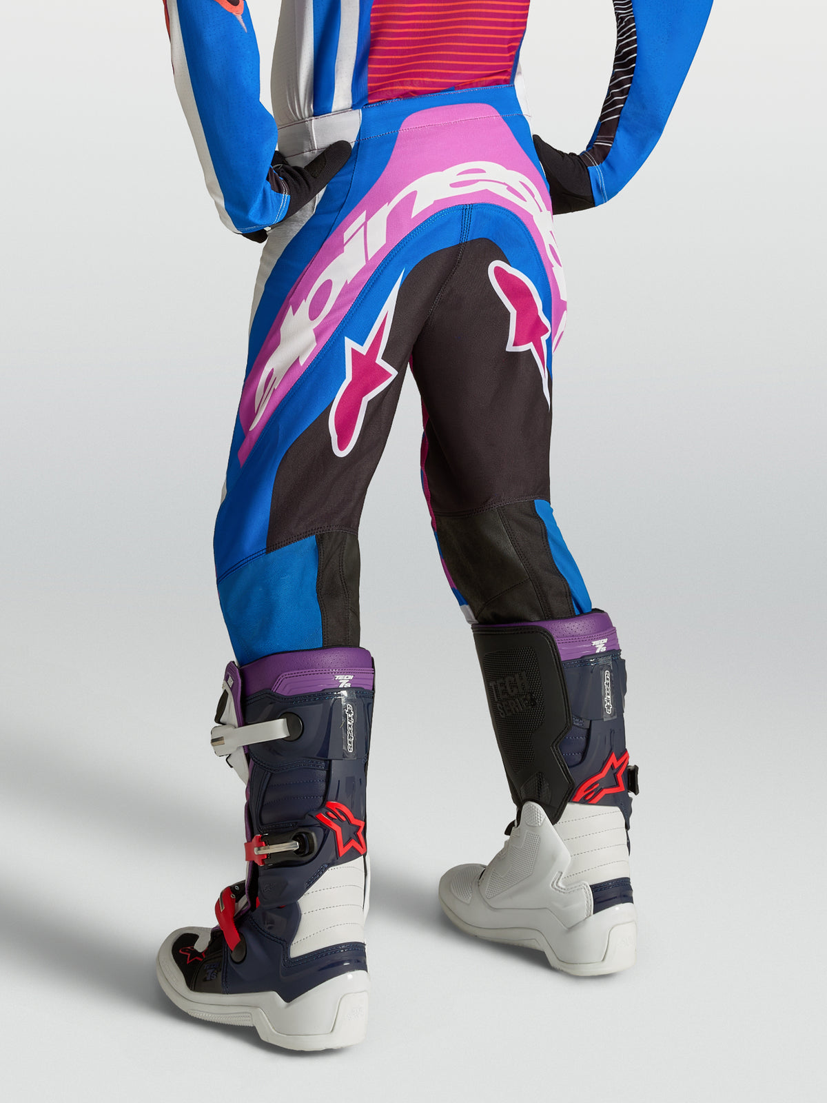 Alpinestars Supertech Maven, pantalon de motocross junior bleu, rose et blanc avec une coupe athlétique premium.