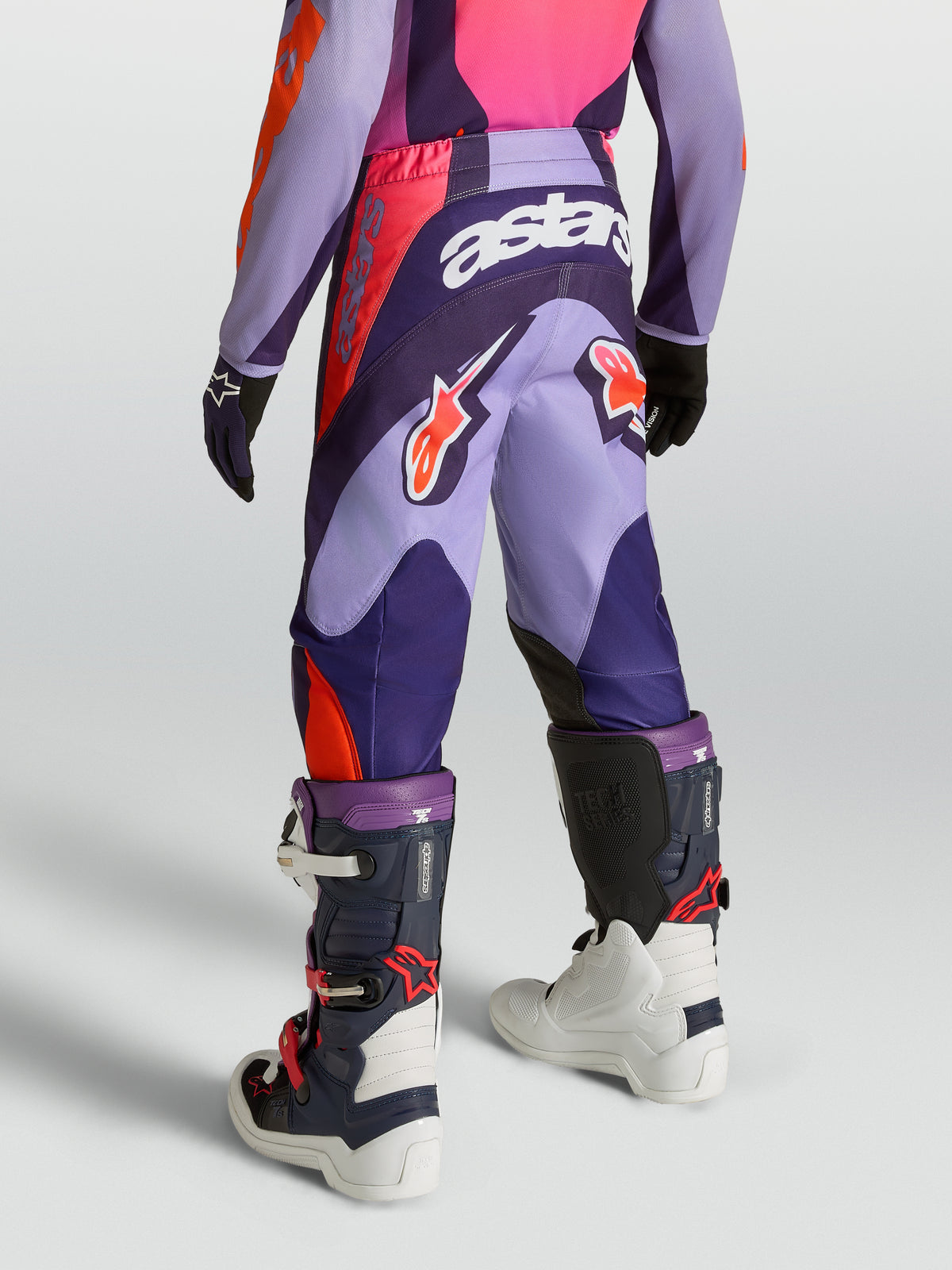 Pantalon Alpinestars Fluid Hunt Junior, équipement de motocross violet et rose en poly-tissu 600D, vue de dos sur mannequin.