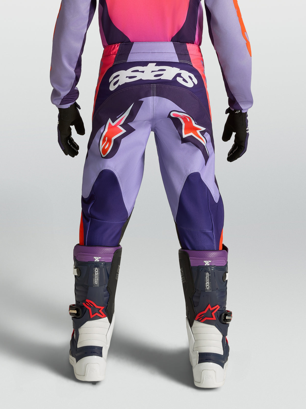 Pantalon Fluid Hunt Junior Alpinestars, pantalon de motocross violet et rose pour enfant avec logos orange, vue de dos.