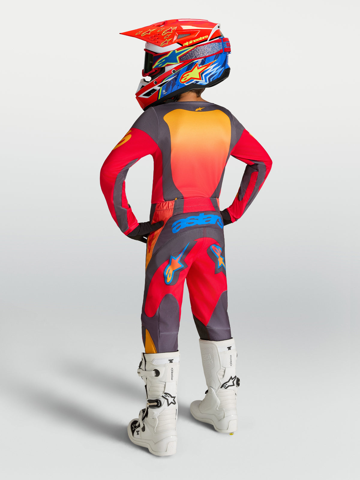 Alpinestars Pantalons Fluid Hunt Junior, équipement de motocross pour enfant, rouges et gris, vue de dos d'un pilote.