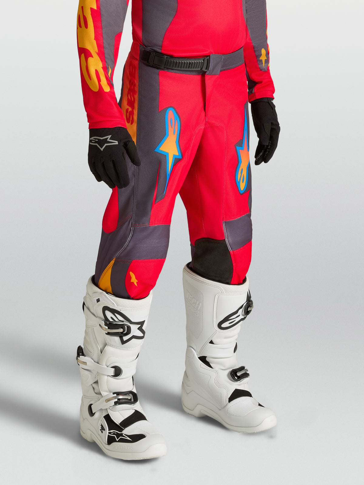 Pantalons Alpinestars Fluid Hunt Junior, pantalons de course de motocross rouges et gris pour enfant, en textile durable.