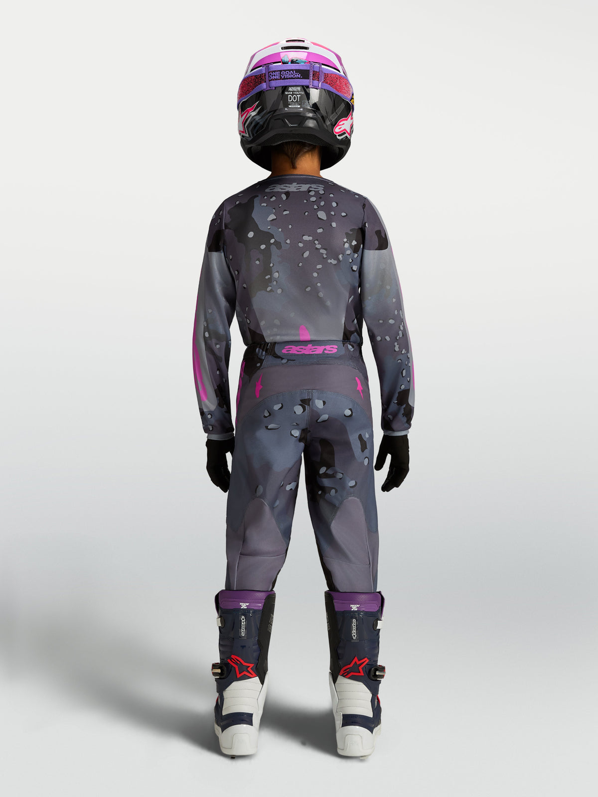 Maillot et pantalon Alpinestars Fluid Lone Junior 2027, tenue de motocross tout-terrain, gris camouflage et violet, vue arrière sur pilote