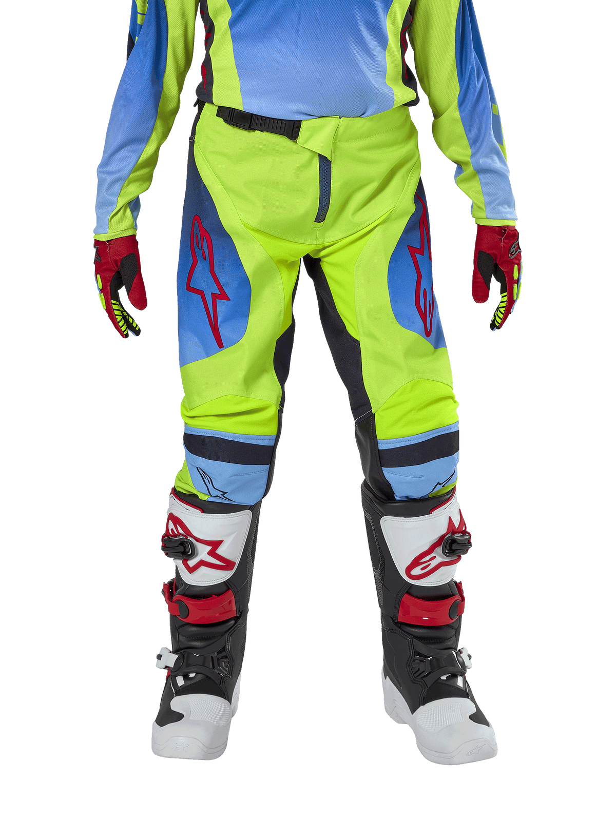 Pantalon Alpinestars Racer Hoen Junior 2024, pantalon de motocross, jaune fluo et bleu Night Navy, avec logos étoiles rouges sur les cuisses, porté avec un maillot assorti, des gants rouges et noirs et des bottes de motocross blanches, noires et rouges, équipement durable pour le tout-terrain