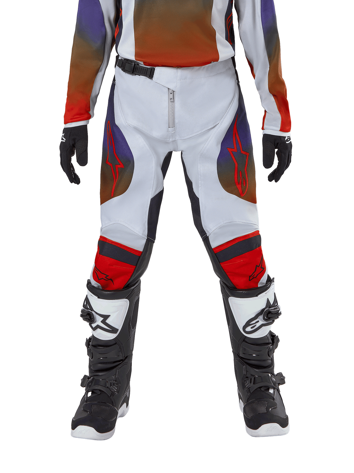 Pantalon Alpinestars Youth 2024 Racer Hoen, pantalon de motocross, gris clair, orange vif et noir, porté avec le maillot assorti et des bottes de motocross noires et blanches, avec des logos Alpinestars rouges sur les cuisses et les genoux, design sportif pour la course tout-terrain