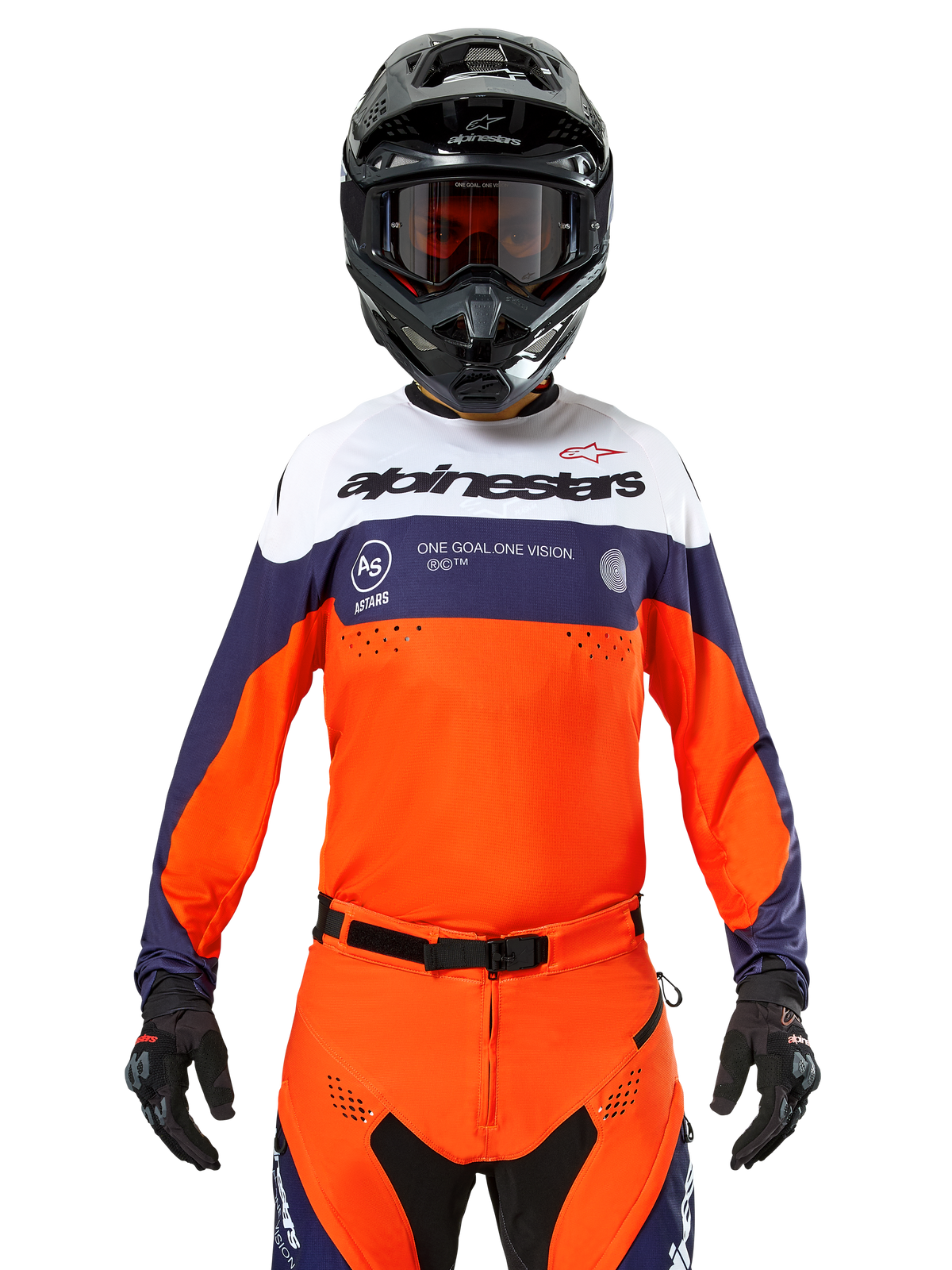 Maillot Alpinestars Pro-Dura, maillot de motocross, bleu marine, orange vif et blanc, porté avec un casque et des gants noirs, doté de zones de ventilation perforées au laser, de logos contrastés et du motif graphique « ONE GOAL. ONE VISION. » sur la poitrine
