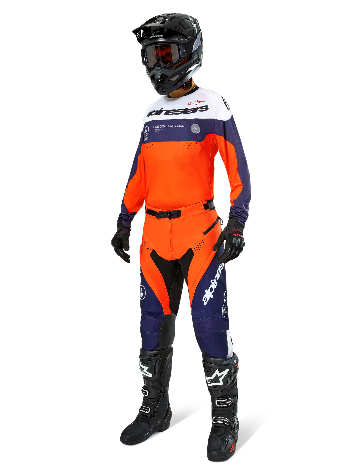 Pilote de motocross portant le maillot Alpinestars Pro-Dura en bleu marine, orange vif et blanc, pantalon tout-terrain coordonné, casque noir avec lunettes et bottes noires, équipement professionnel complet pour l'enduro et le trail.