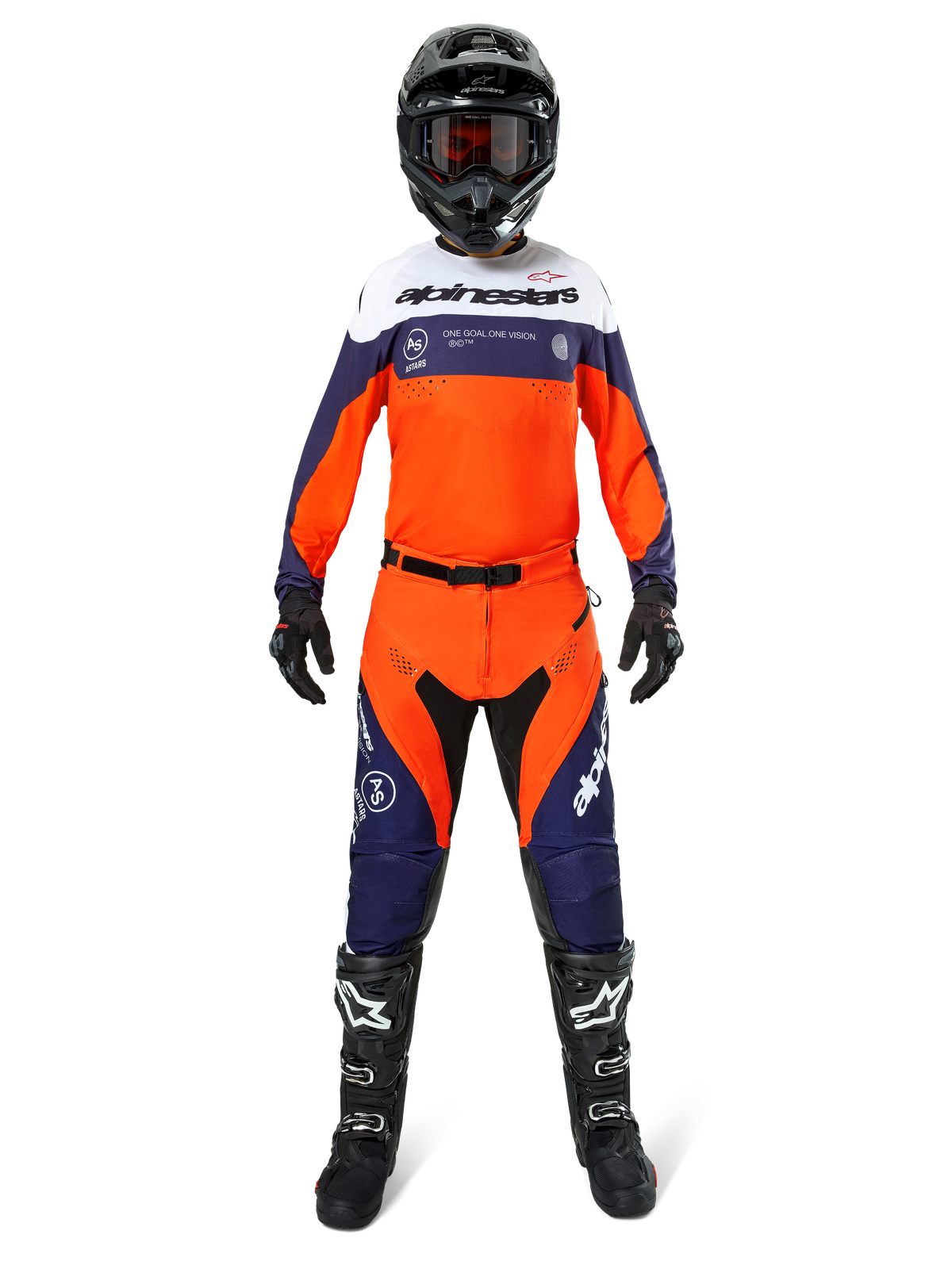 Pilote de motocross portant une tenue complète Alpinestars Pro-Dura, maillot bleu marine, orange vif et blanc, pantalon assorti orange et bleu marine, bottes de motocross noires avec logos blancs, casque et gants noirs, tenue coordonnée pour la course tout-terrain