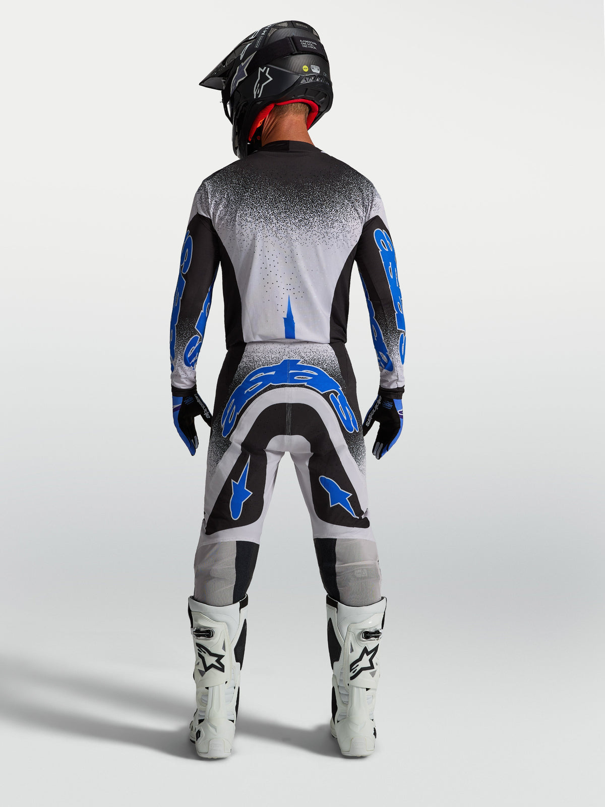 Maillot et ensemble Supertech Hiten AFD Alpinestars, tenue de motocross noire, blanche et bleue pour homme, vue de dos.