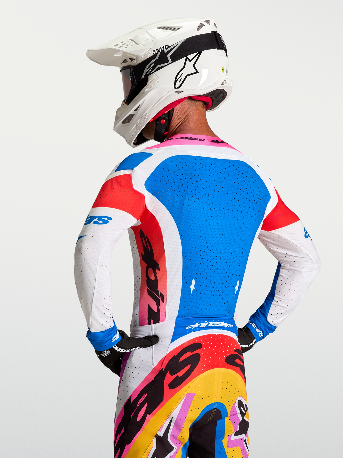 Maillot Alpinestars Supertech Dyna pour homme, bleu et blanc, maille extensible, ventilations découpées au laser, vue de dos.