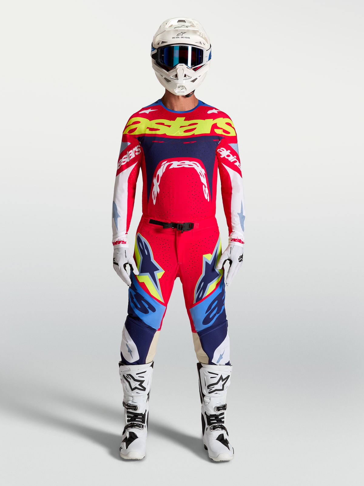 Maillot Alpinestars Supertech Dyna, motocross pour homme, rouge feu et bleu marine, maille extensible sur mannequin.