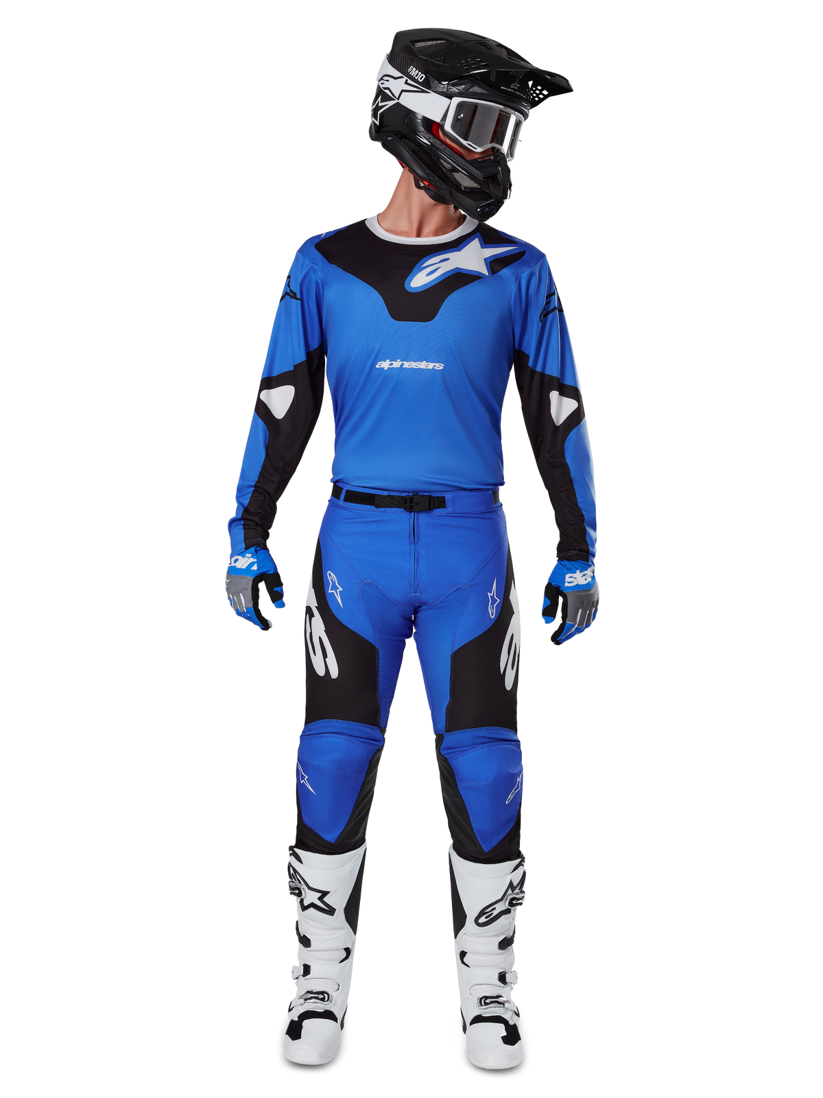 Pilote de motocross portant l'ensemble d'équipement Alpinestars 2025 Racer Veil, maillot bleu et noir avec pantalon assorti, casque noir avec lunettes blanches, bottes blanches et noires, tenue de course coordonnée pour le motocross tout-terrain.