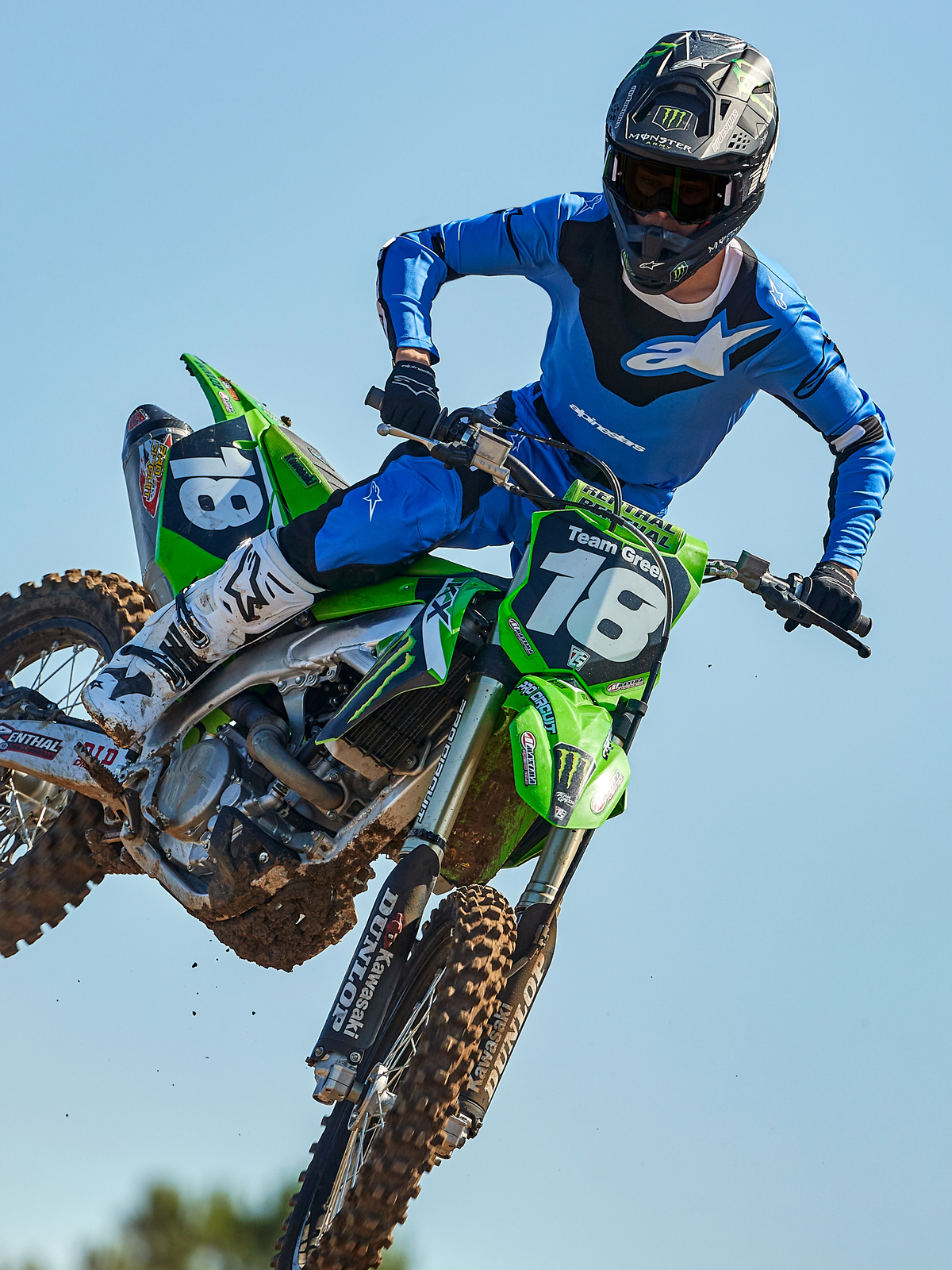 Maillot Alpinestars Racer Veil 2025, maillot de motocross bleu et noir, haut technique à manches longues avec motifs graphiques abstraits et sections en mesh respirant pour la conduite tout-terrain.
