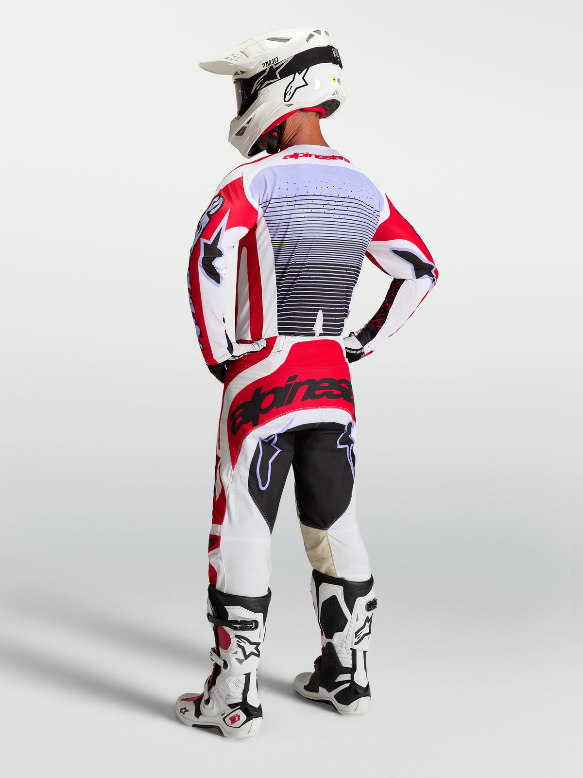 Maillot Alpinestars Techstar Maven, motocross rouge et blanc pour homme, vue de dos, coupe athlétique et accents lavande.