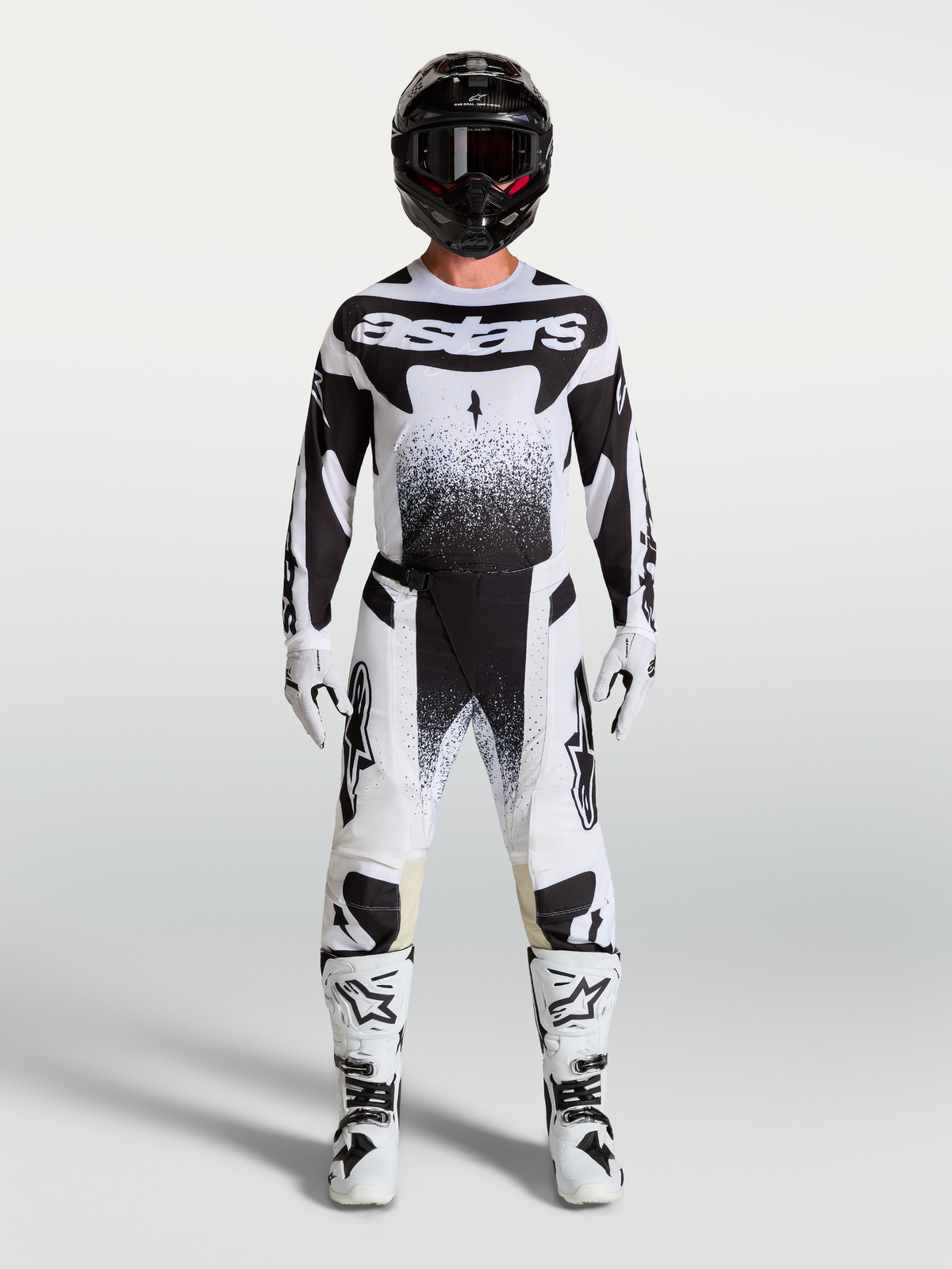 Alpinestars maillot Techstar Swan AND Techstar Swan Gear Set, tenue de motocross pour homme, noir et blanc avec graphismes mouchetés, coupe athlétique portée sur mannequin avec bottes et casque